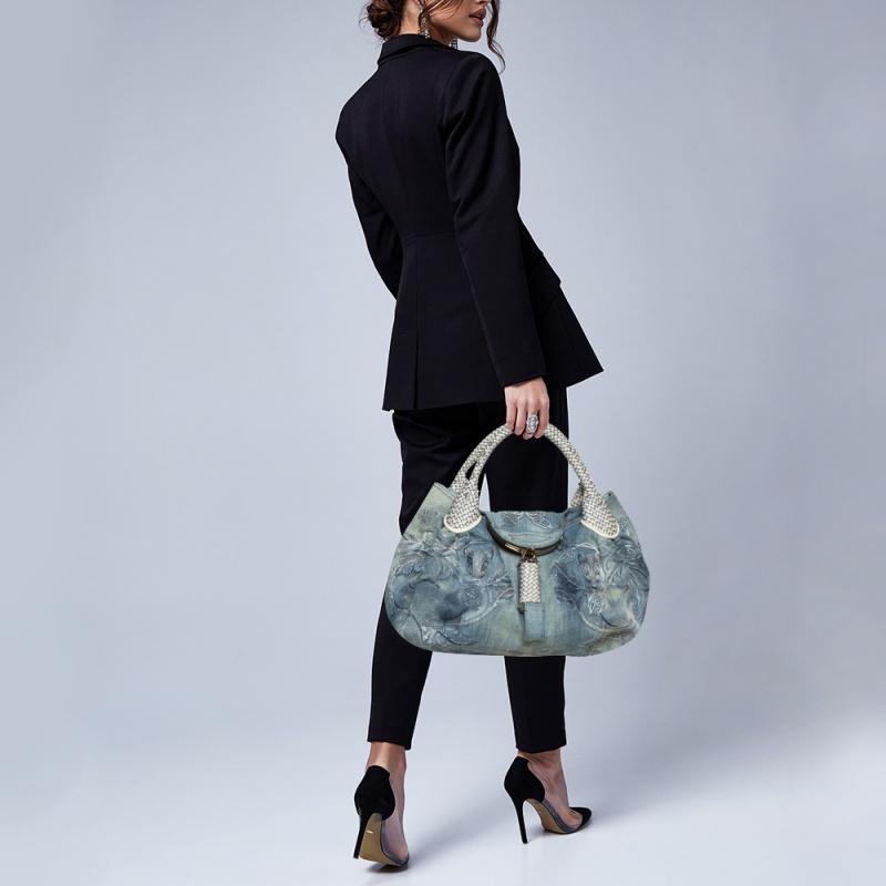 Fendi Hellblaue Denim Tasche mit gesticktem Eichhörnchen Spy (Grau)