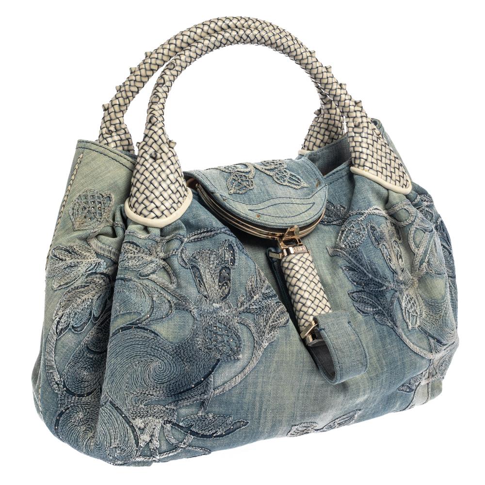 Fendi Hellblaue Denim Tasche mit gesticktem Eichhörnchen Spy im Zustand „Gut“ in Dubai, Al Qouz 2