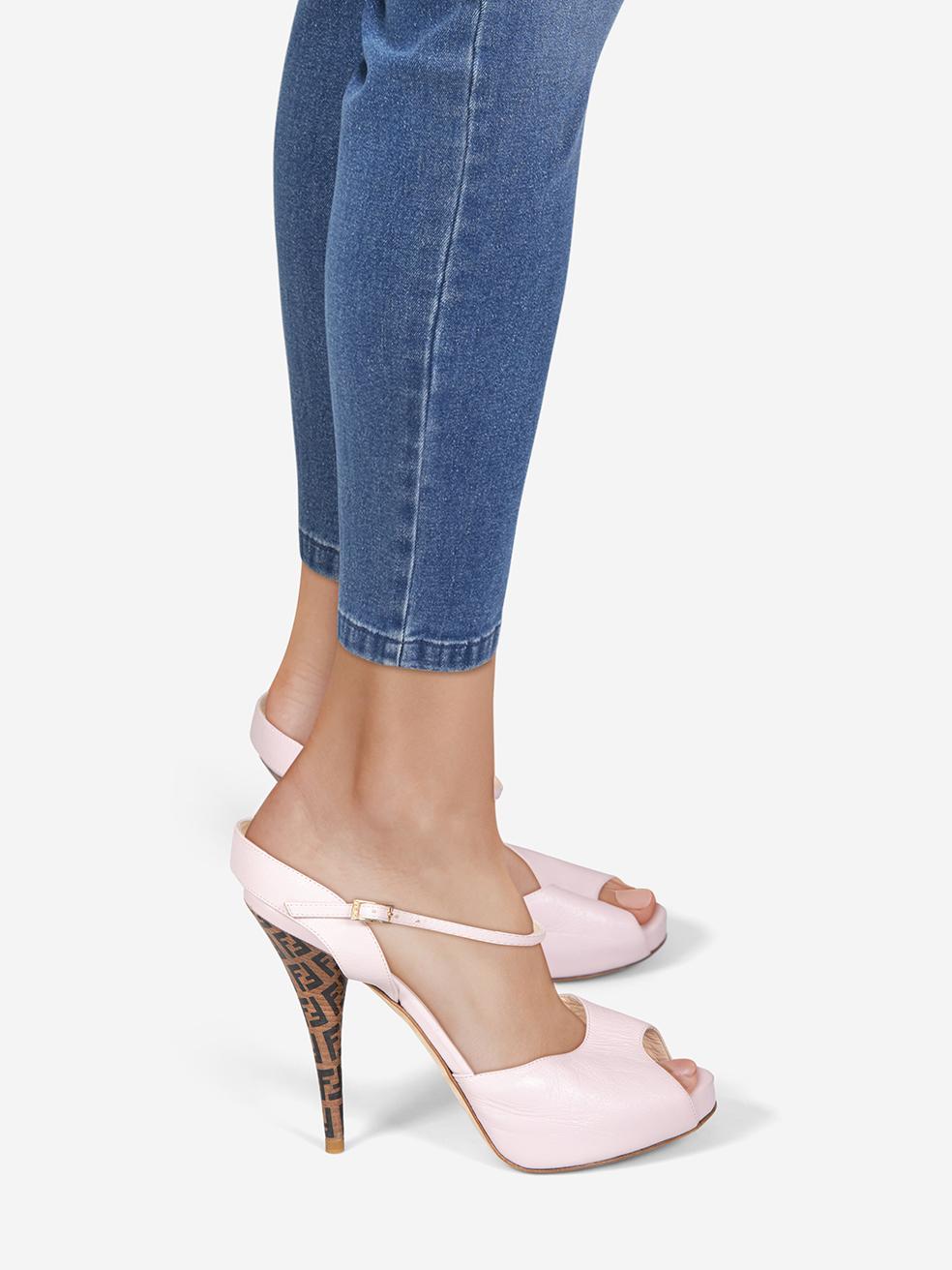 L'ÉTAT est très bon. L'usure des sandales est minime. Usure minimale à la sangle de cheville gauche et dans le bord de la semelle vers le talon sur la chaussure droite où il y a décoloration et abrasion visible sur cet article de revente de designer