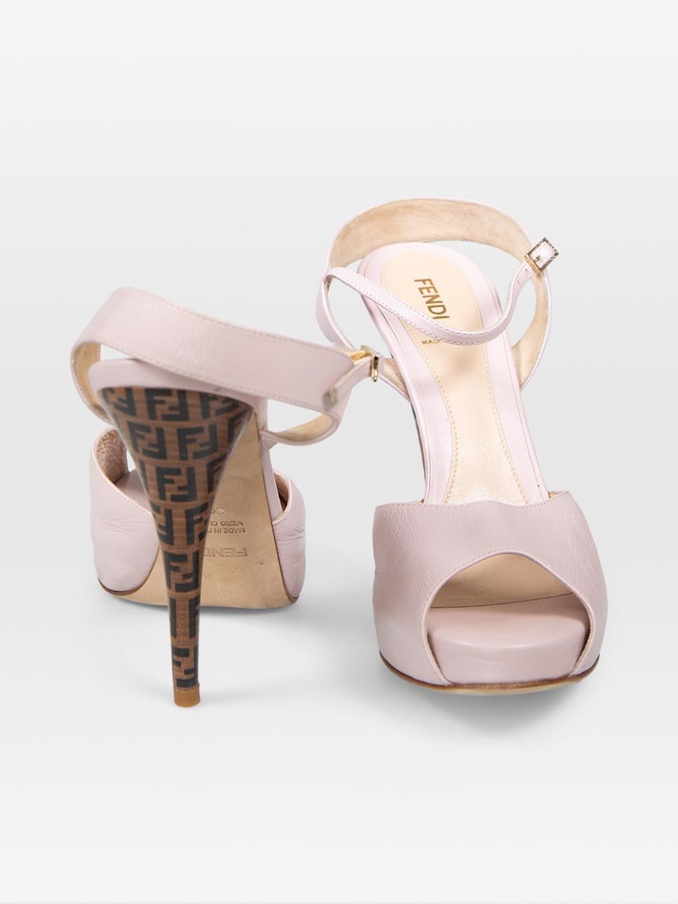 Beige Fendi Chaussures à talons en cuir rose pâle avec logo Peep Toe Taille IT 39 en vente