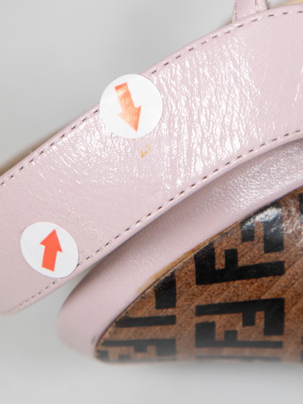 Fendi Chaussures à talons en cuir rose pâle avec logo Peep Toe Taille IT 39 en vente 2