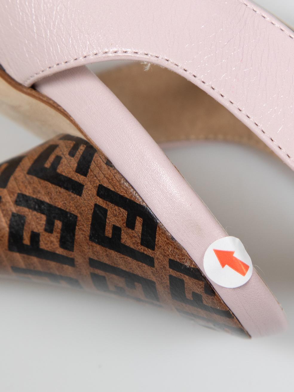 Fendi Chaussures à talons en cuir rose pâle avec logo Peep Toe Taille IT 39 en vente 3