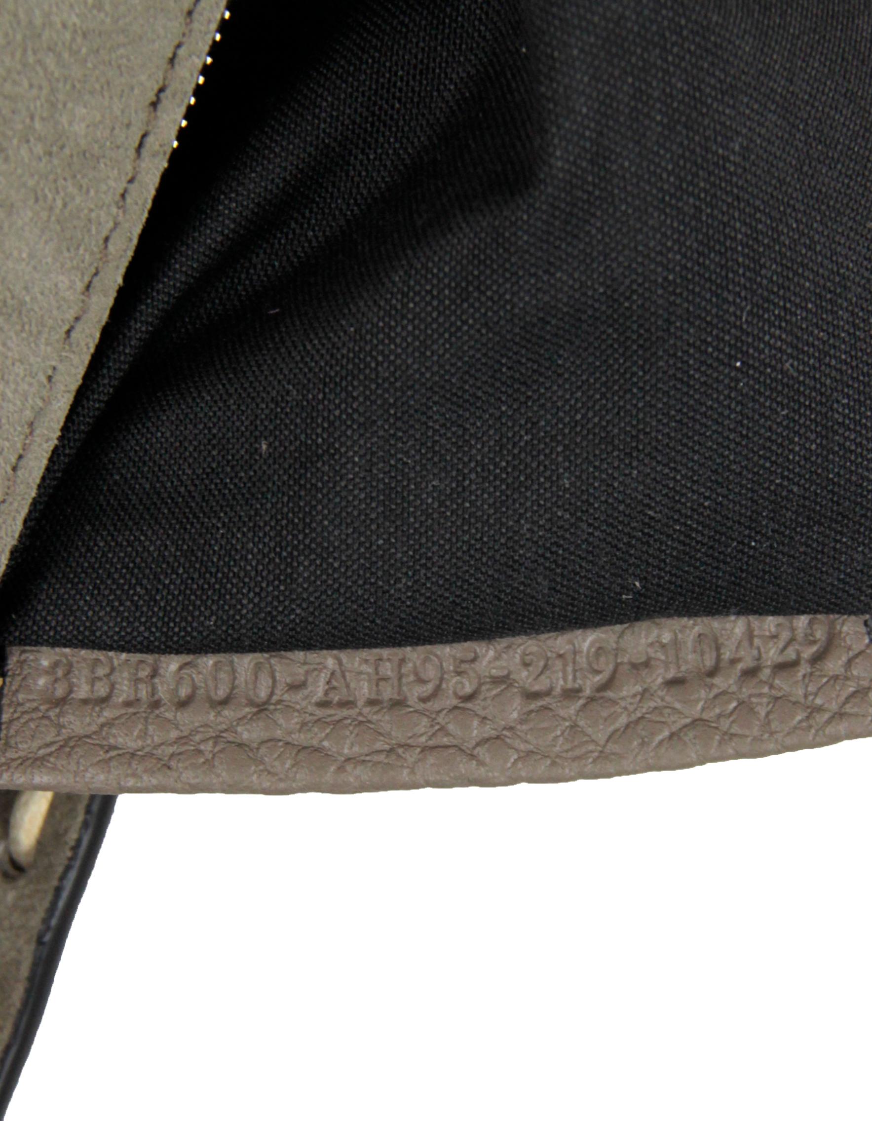 Fendi Gray Vollnarbenleder NM Baguette Bag mit handgenähten Verzierungen. Dank der abnehmbaren Riemen kann die Tasche in der Hand, über der Schulter oder quer über den Körper getragen werden.
Hergestellt in: Italien
Produktionsjahr: 2020-2021
Farbe: