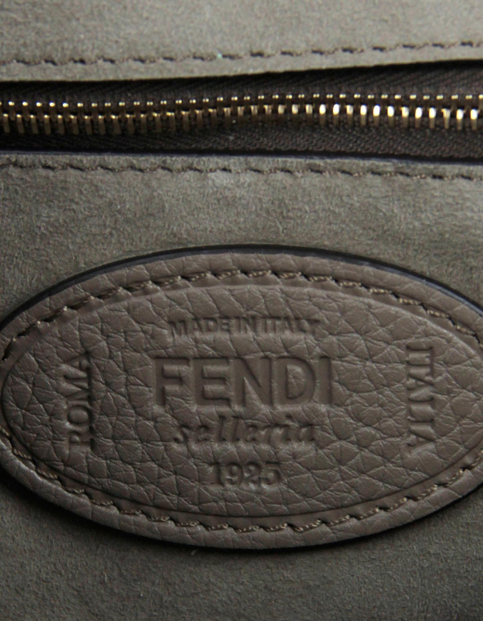Fendi Grau Selleria Leder NM Baguette-Tasche mit Nähtenbesatz Neu 3.290 $ im Zustand „Hervorragend“ in New York, NY