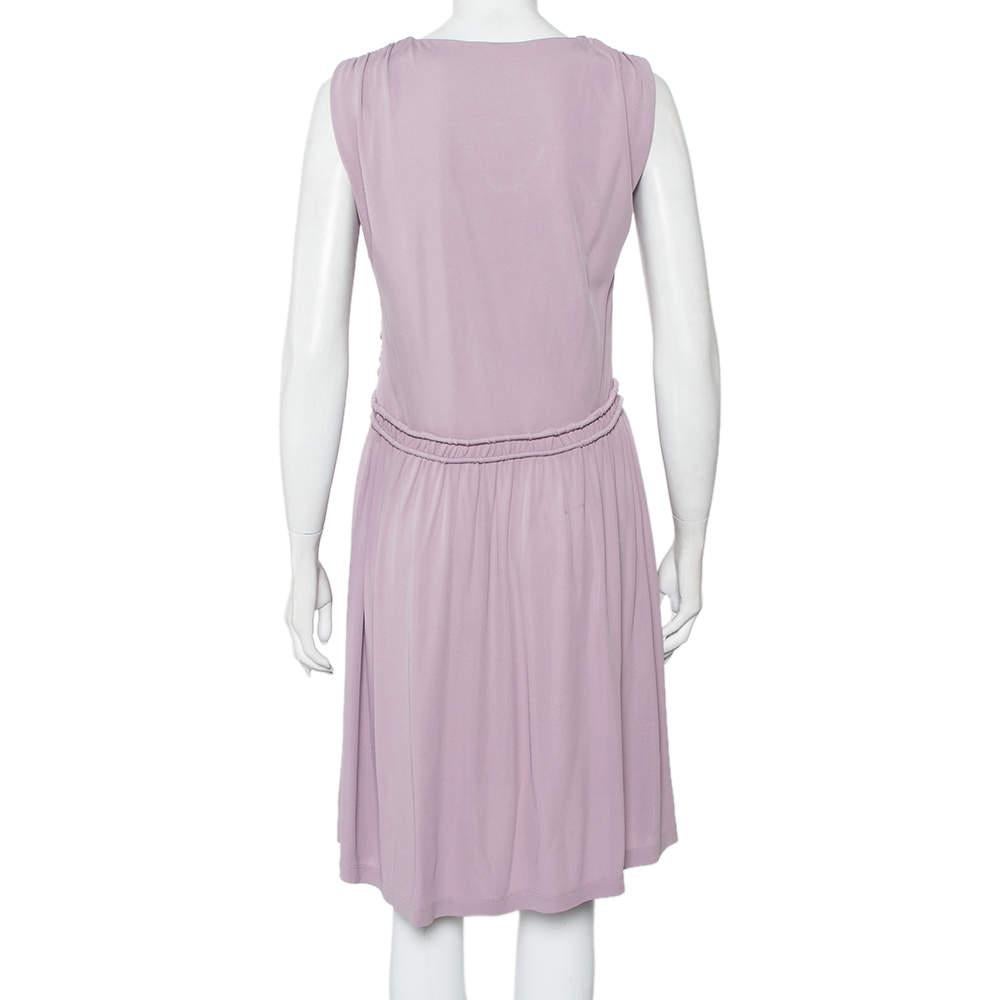 Look dignified and sharp when you wear this Fendi dress. Get an elegant look with this mini dress in a lilac hue. With an impeccable balance of comfort and style, this jersey ensemble is a closet staple.

