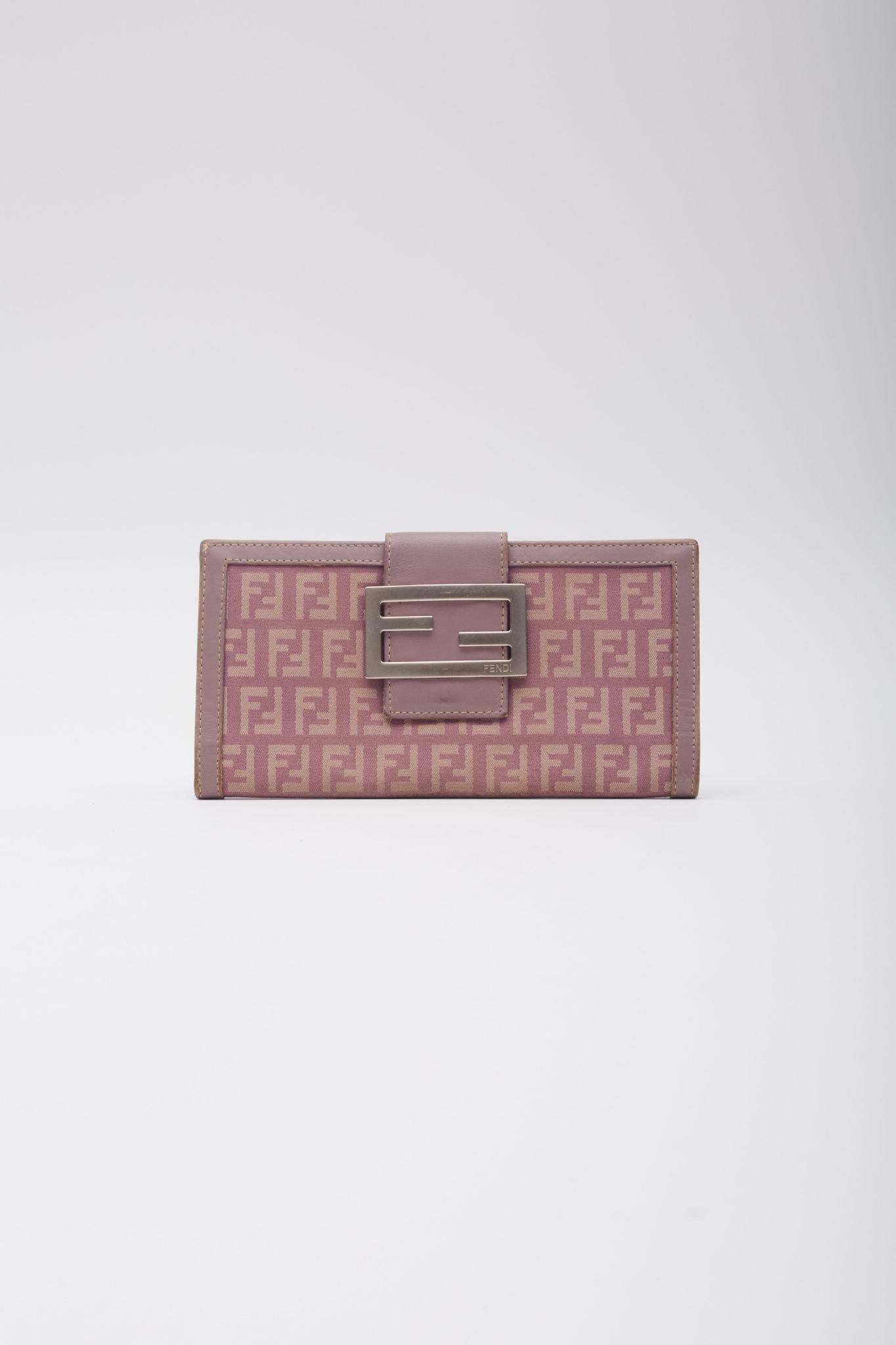 Color: Lilac with monogram zucca print
Material: Canvas
Serial code: 2251 8M0032 KU8 048
Sticker 324676
Condition: Good. Light marks and scratches. Vintage
Made in Italy

Measurements~
Height 4”
Width 7”