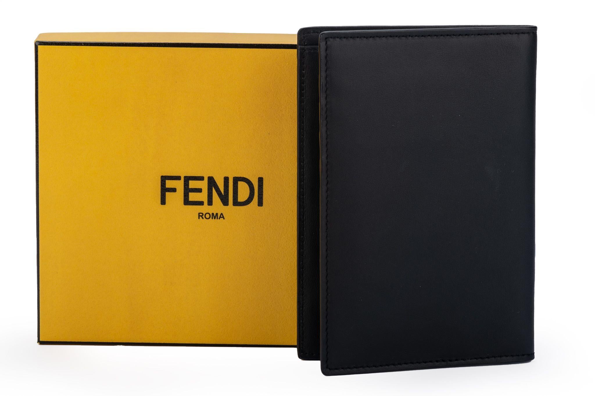 Fendi limitierte Auflage des neuen Monster-Reisepass-Covers. Mini-Ösen, schwarzes Leder und Palladium-Hardware.
Box und Original-Schutzumschlag.