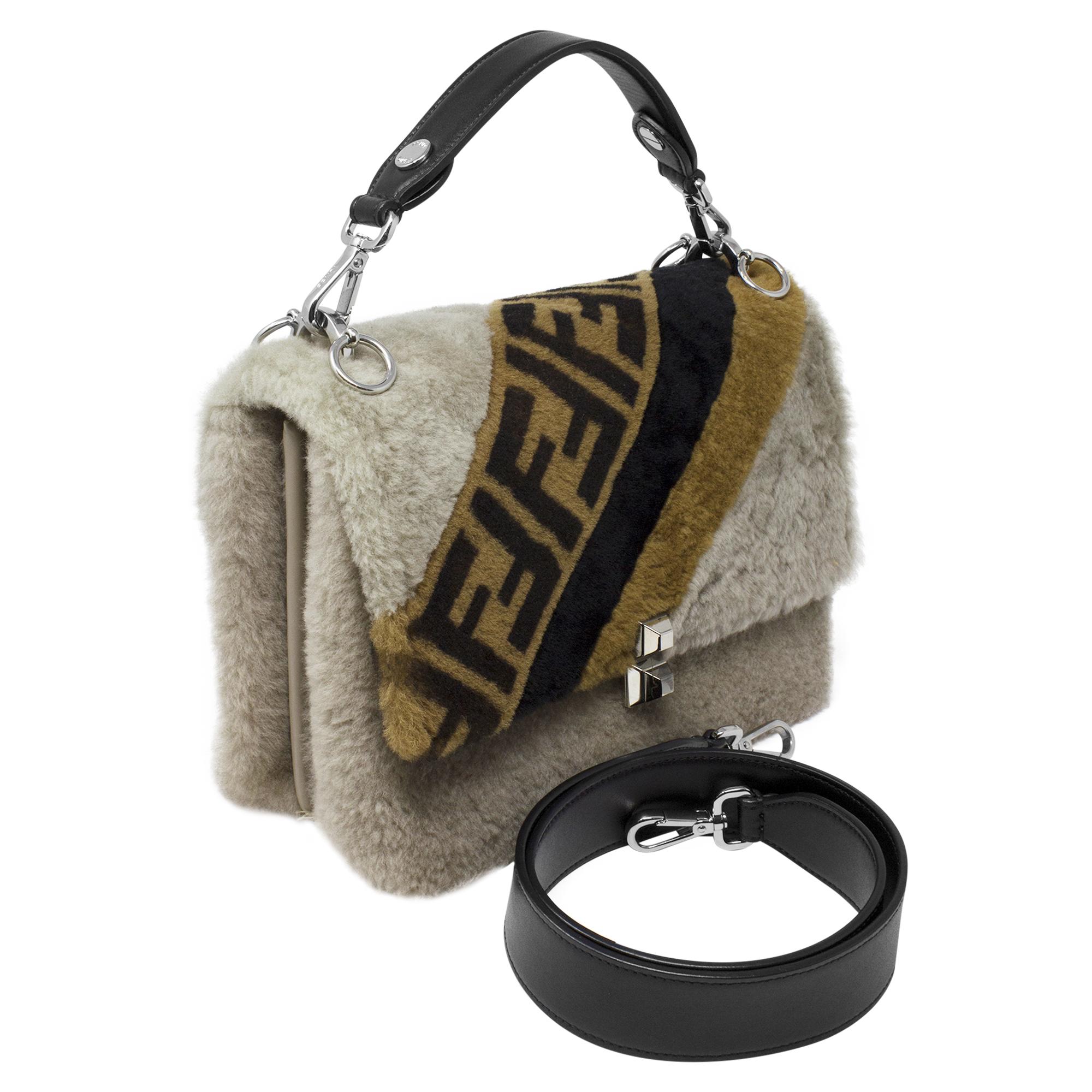 Die Fendi Limited Edition Shearling Zucca Flap Bag ist ein luxuriöses Statement für Modekenner. Diese Tasche aus prächtigem beigem Shearling-Pelz strahlt Opulenz und Eleganz aus. Mit dem kultigen Zucca-Print von Fendi verziert, ist sie ein wahres
