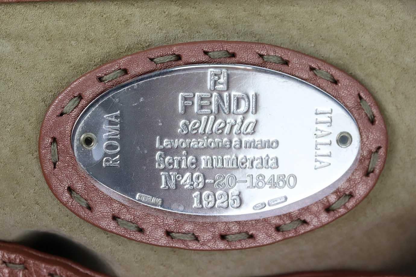 Fendi Linda Selleria Große Umhängetasche aus strukturiertem Metallic-Leder im Angebot 1