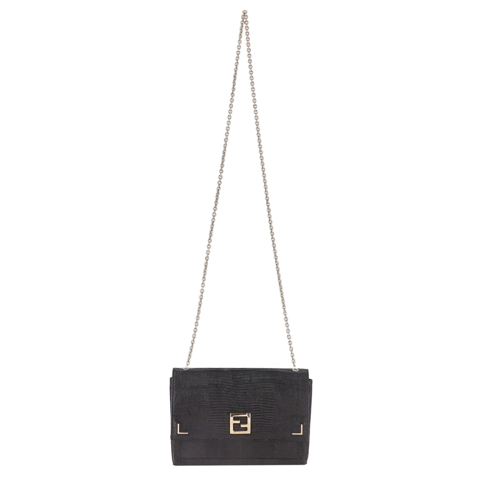 Fendi Portafoglio in pelle di vitello goffrata lucertola con catena

Borsa nera realizzata in pelle di vitello goffrata a lucertola.

Adornata con finiture dorate e fibbia con logo 