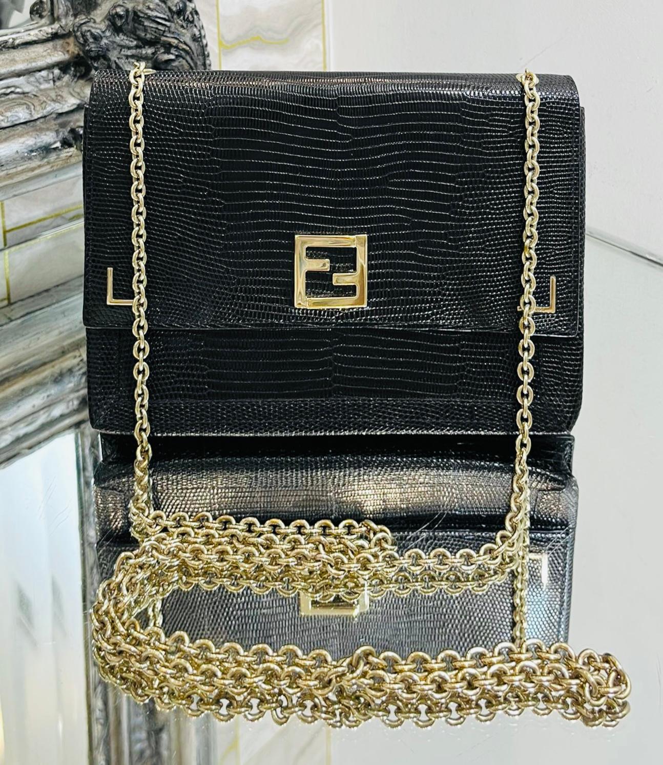Fendi Portemonnaie/Tasche aus Leder mit Eidechsenprägung an Kette

Schwarzes Portemonnaie mit Eidechsenprägung aus Leder.

Mit goldenem 