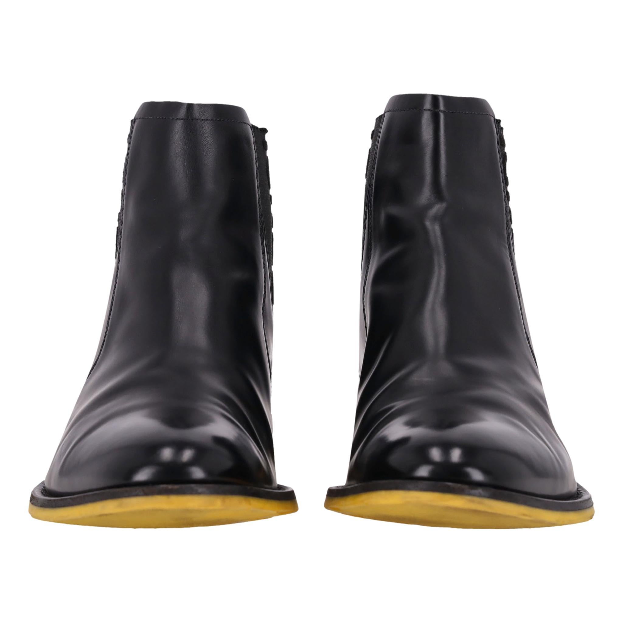 Noir Fendi Logo Detail Leather Chelsea Boots en vente