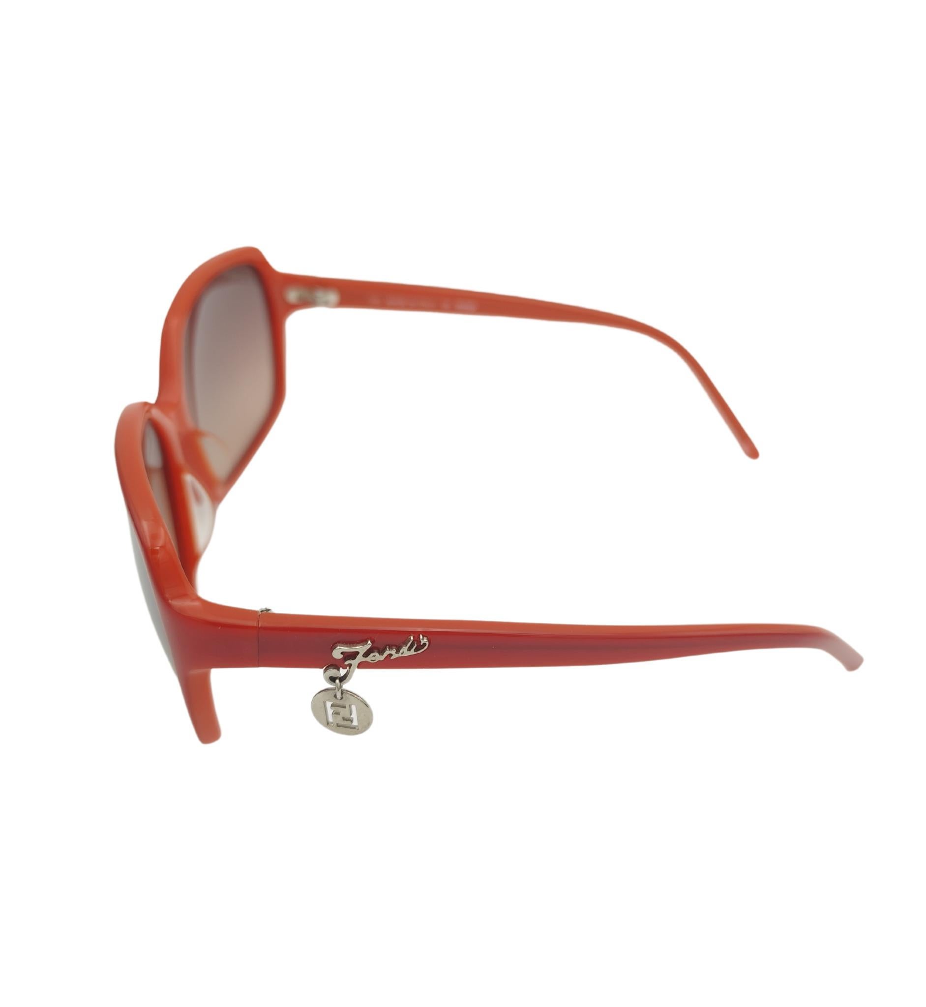 Fendi red sunglasses
Logo pendant in silver metal

Good conditions
Some signs of use on the lenses
Come with case and accessories