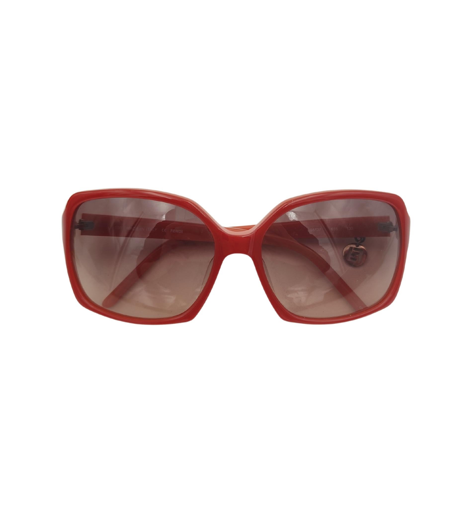 Fendi logo pendant red sunglasses In Fair Condition For Sale In Milano, IT
