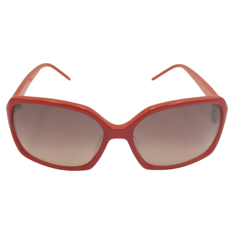 Fendi logo pendant red sunglasses For Sale at 1stDibs display picture 1