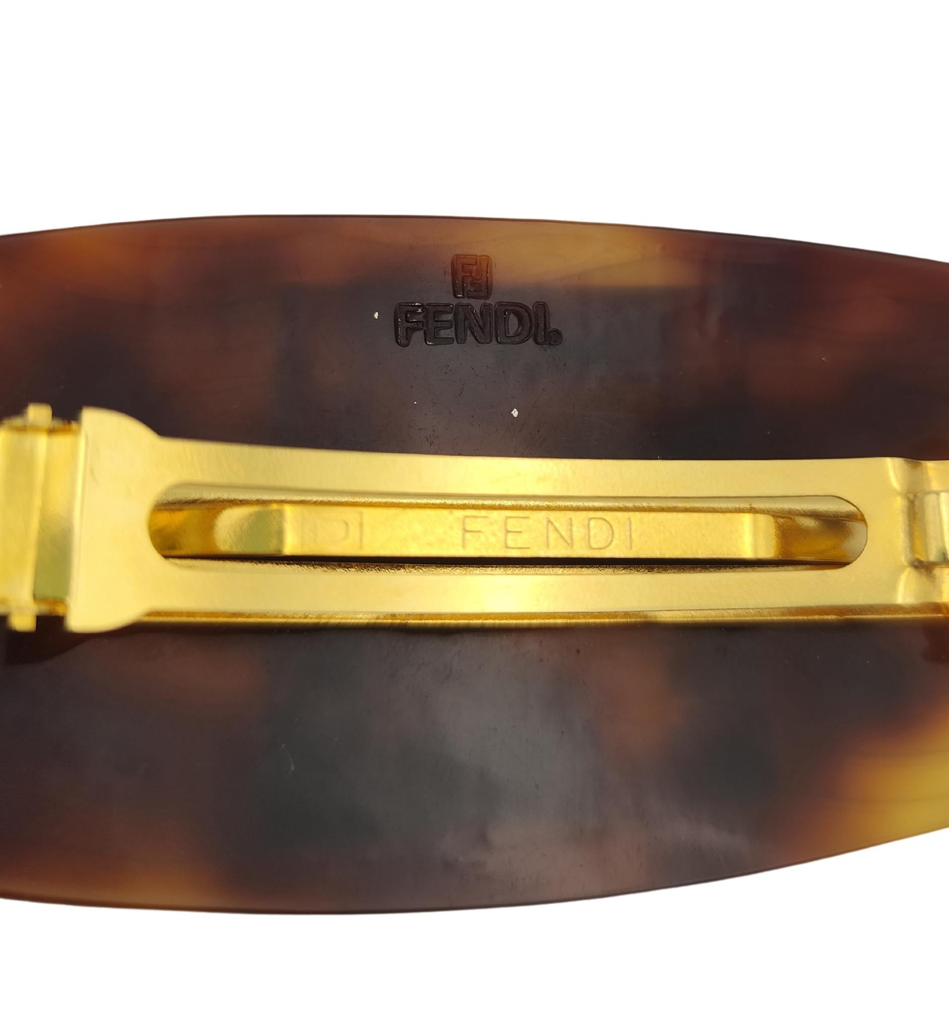 Pince à cheveux en écaille avec logo Fendi en vente 1