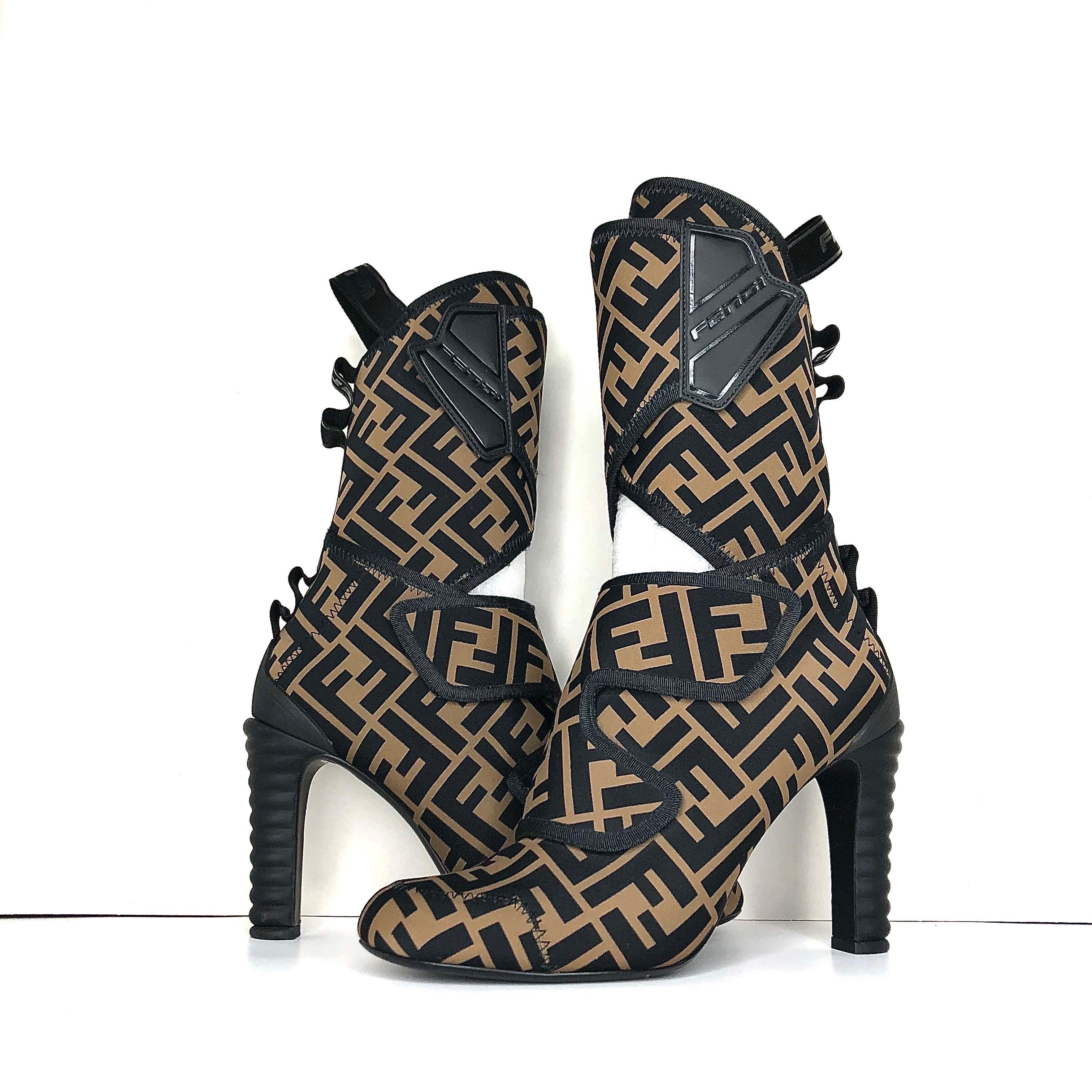 Fendi Lycra Vitello FF Logo Tape Promenade Heeled Boots 38 In condizioni buone in vendita a Mechanicsville, VA