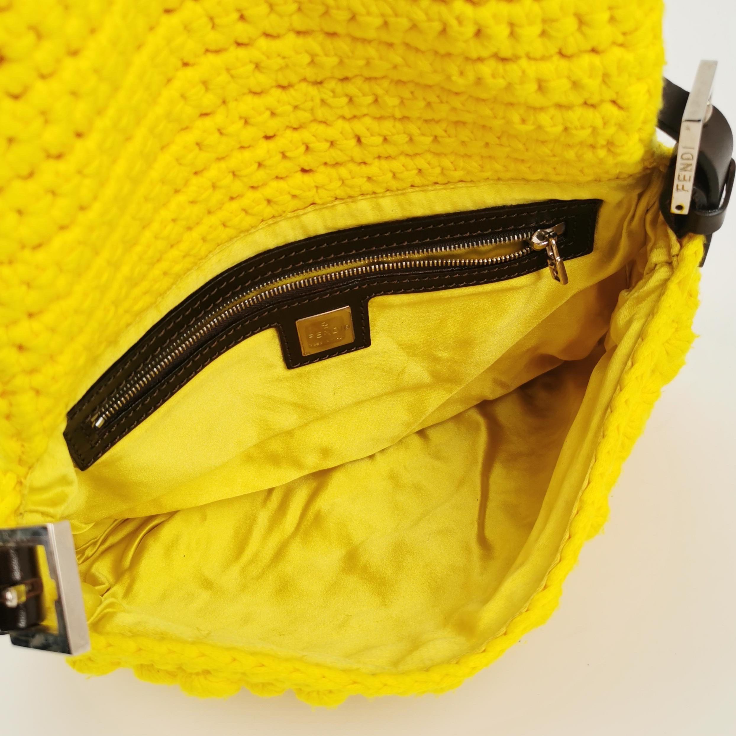 Fendi Sac Baguette Mamma Sac à bandoulière en crochet jaune en vente 5