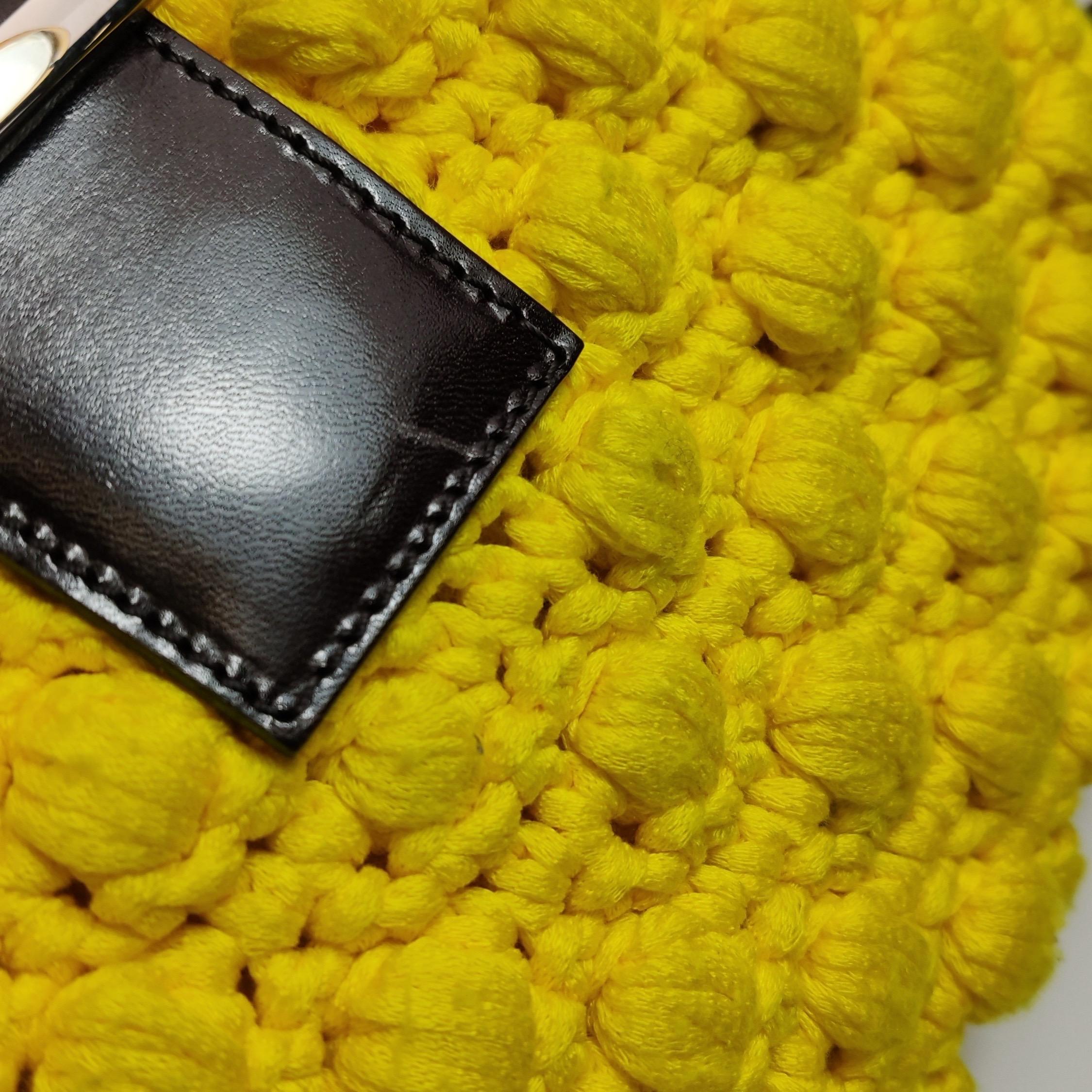 Fendi Sac Baguette Mamma Sac à bandoulière en crochet jaune en vente 8