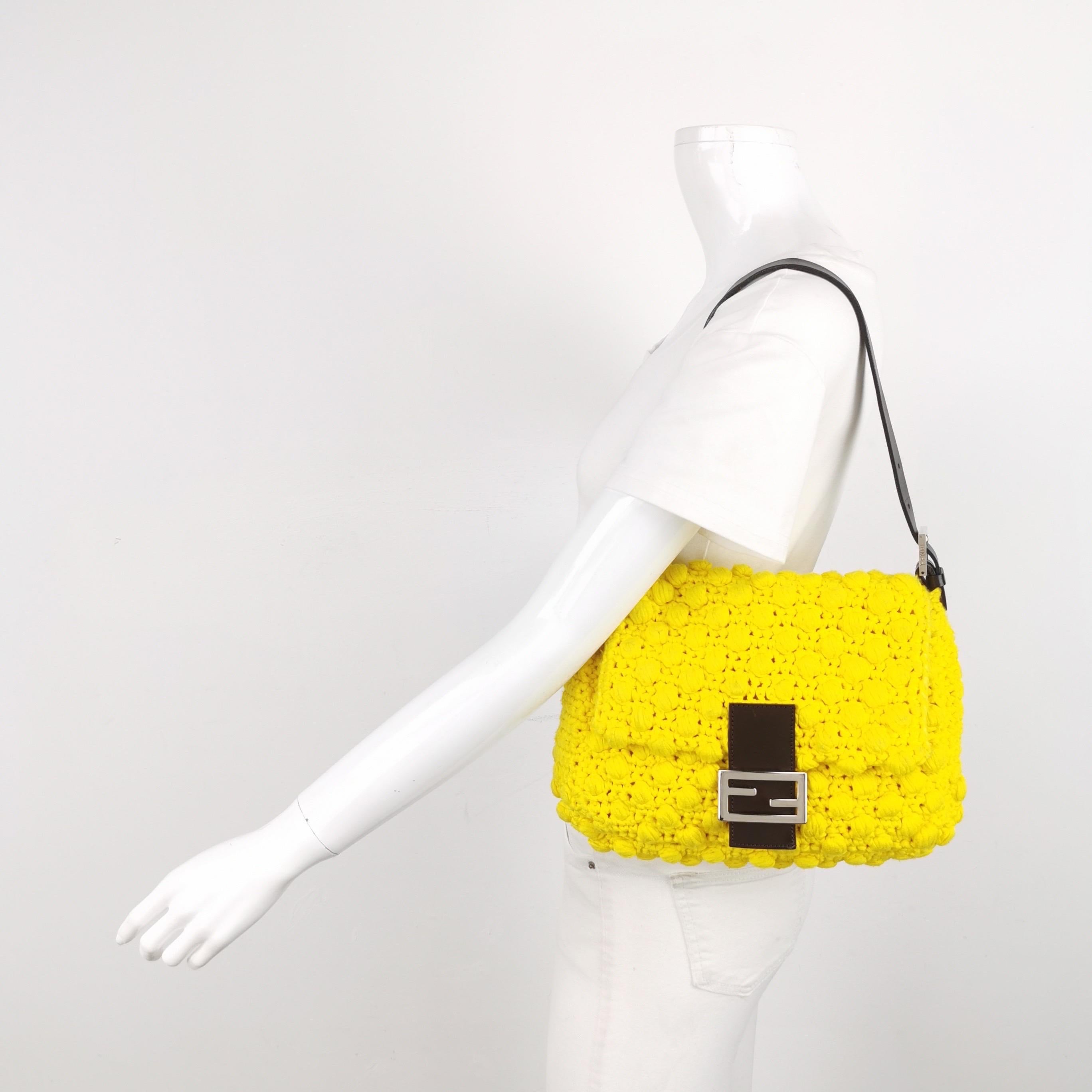 Fendi Sac Baguette Mamma Sac à bandoulière en crochet jaune

  Cette Baguette Fendi en laine jaune avec des pompons est super mignonne. C'est un excellent accessoire pour l'hiver. 
  En très bon état, ce sac baguette de Fendi présente quelques