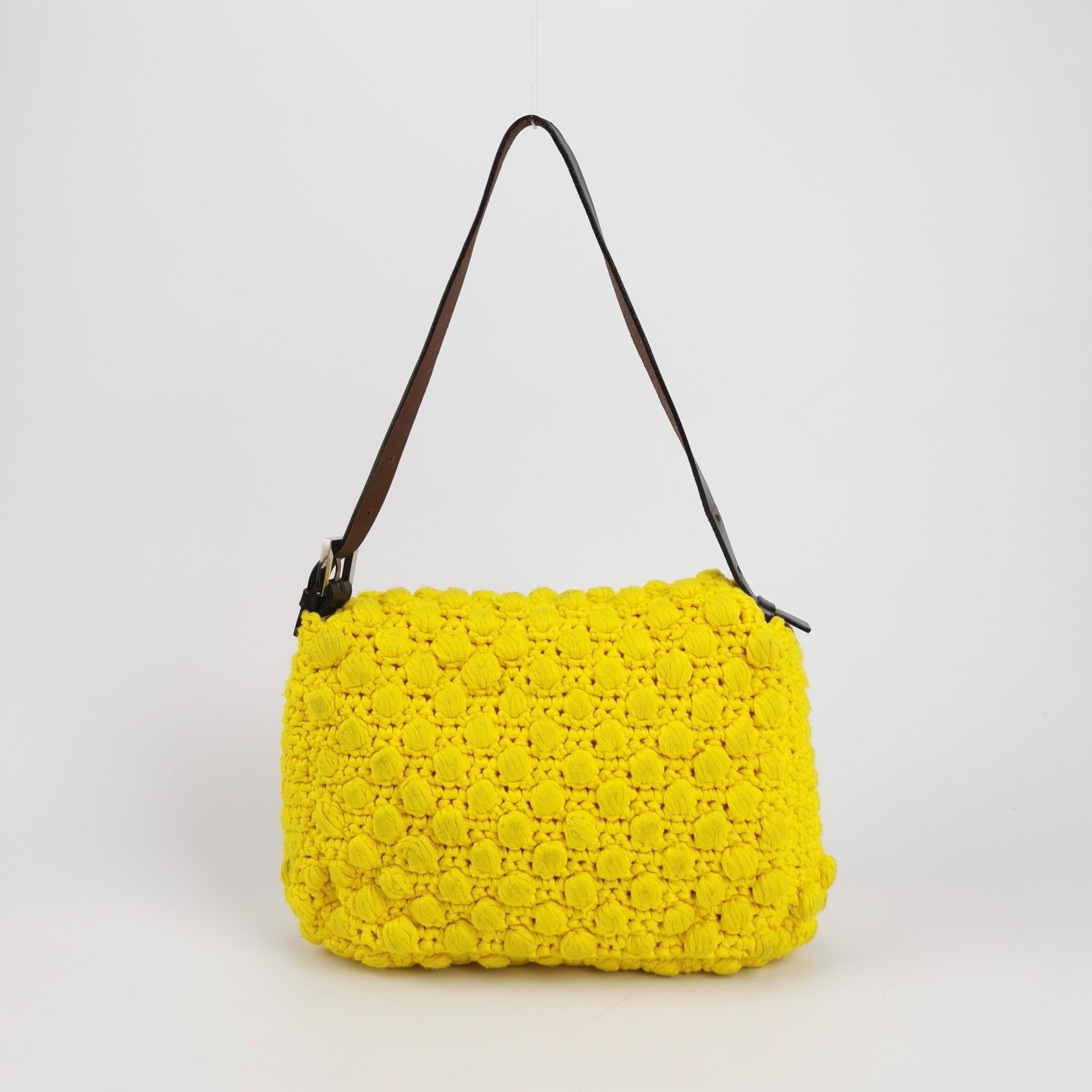 Fendi Sac Baguette Mamma Sac à bandoulière en crochet jaune Excellent état - En vente à AUBERVILLIERS, FR