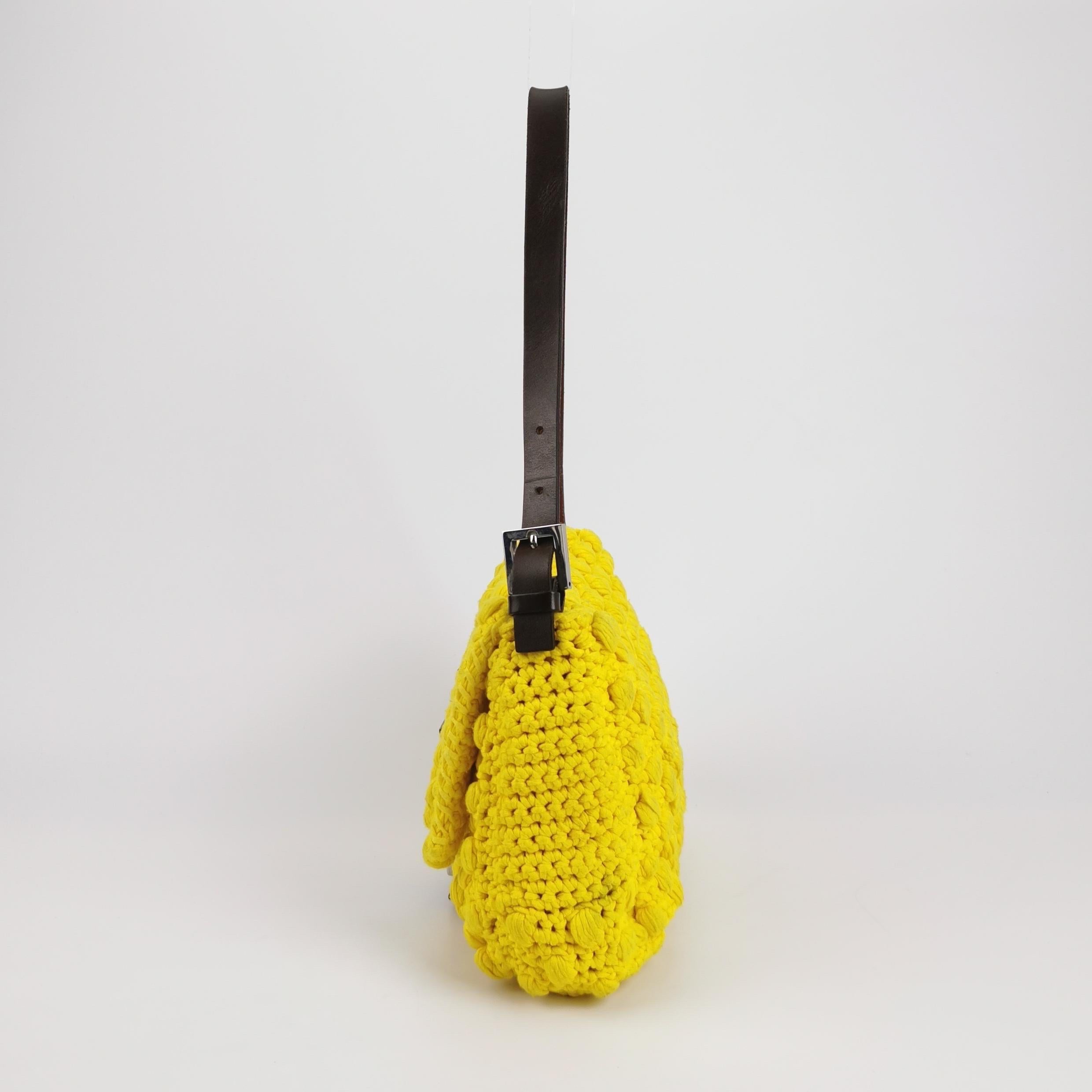 Fendi Sac Baguette Mamma Sac à bandoulière en crochet jaune Pour femmes en vente