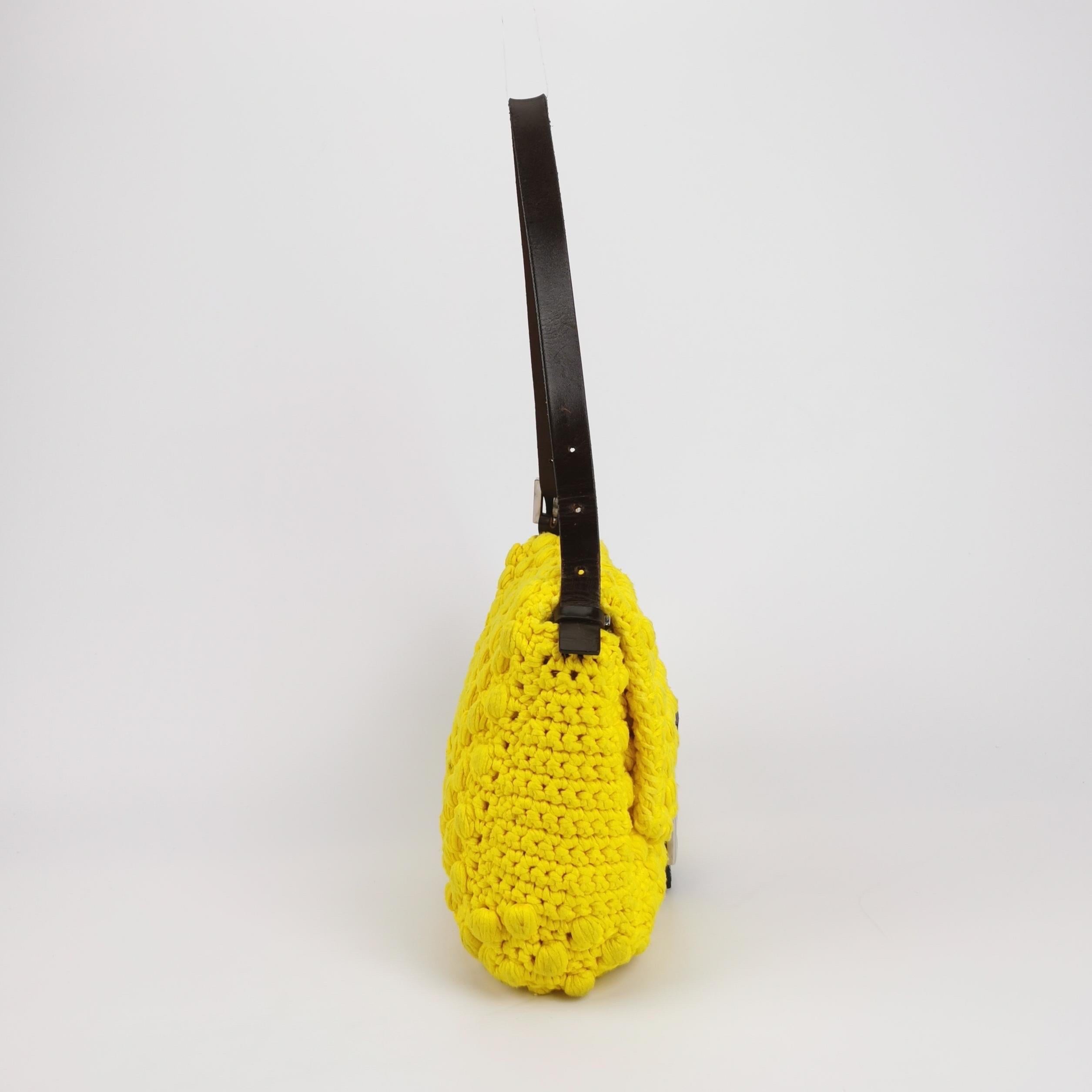 Fendi Sac Baguette Mamma Sac à bandoulière en crochet jaune en vente 1