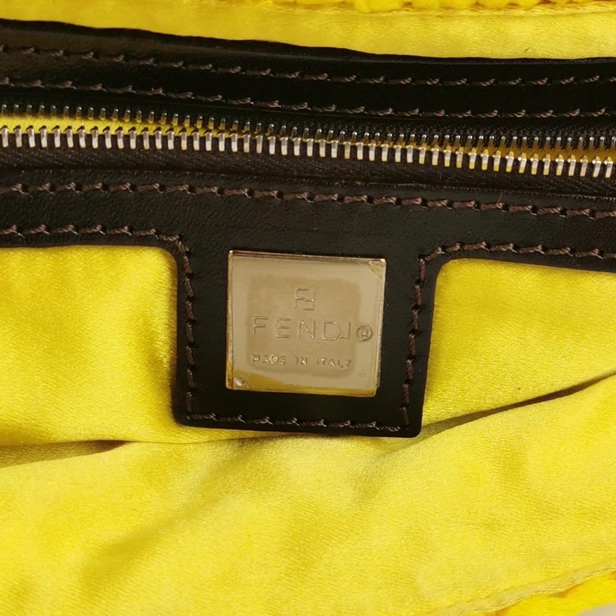 Fendi Sac Baguette Mamma Sac à bandoulière en crochet jaune en vente 4