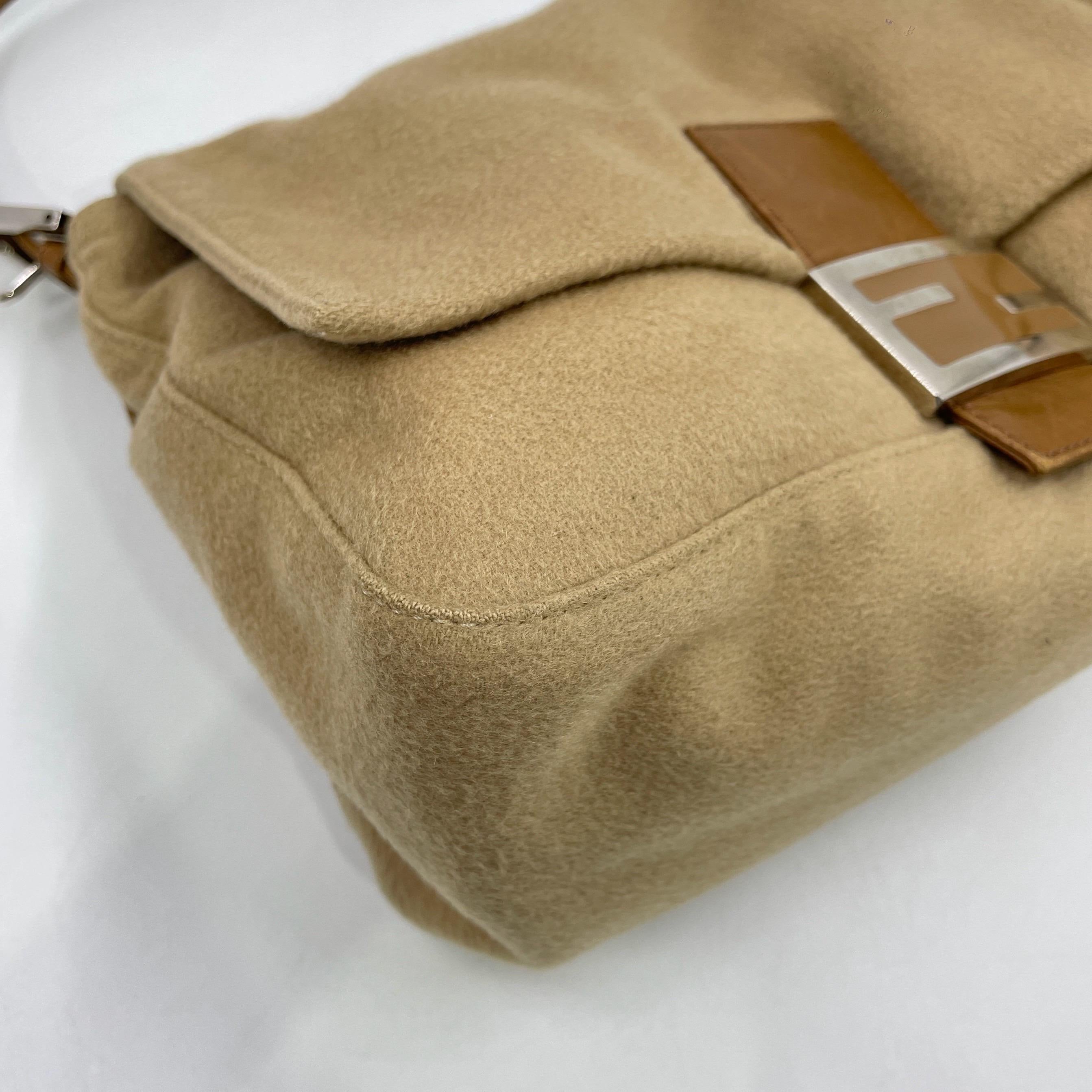Fendi Mamma Baguette Beige Felt Fabric Silver Hardware Bandoulière en vente 8