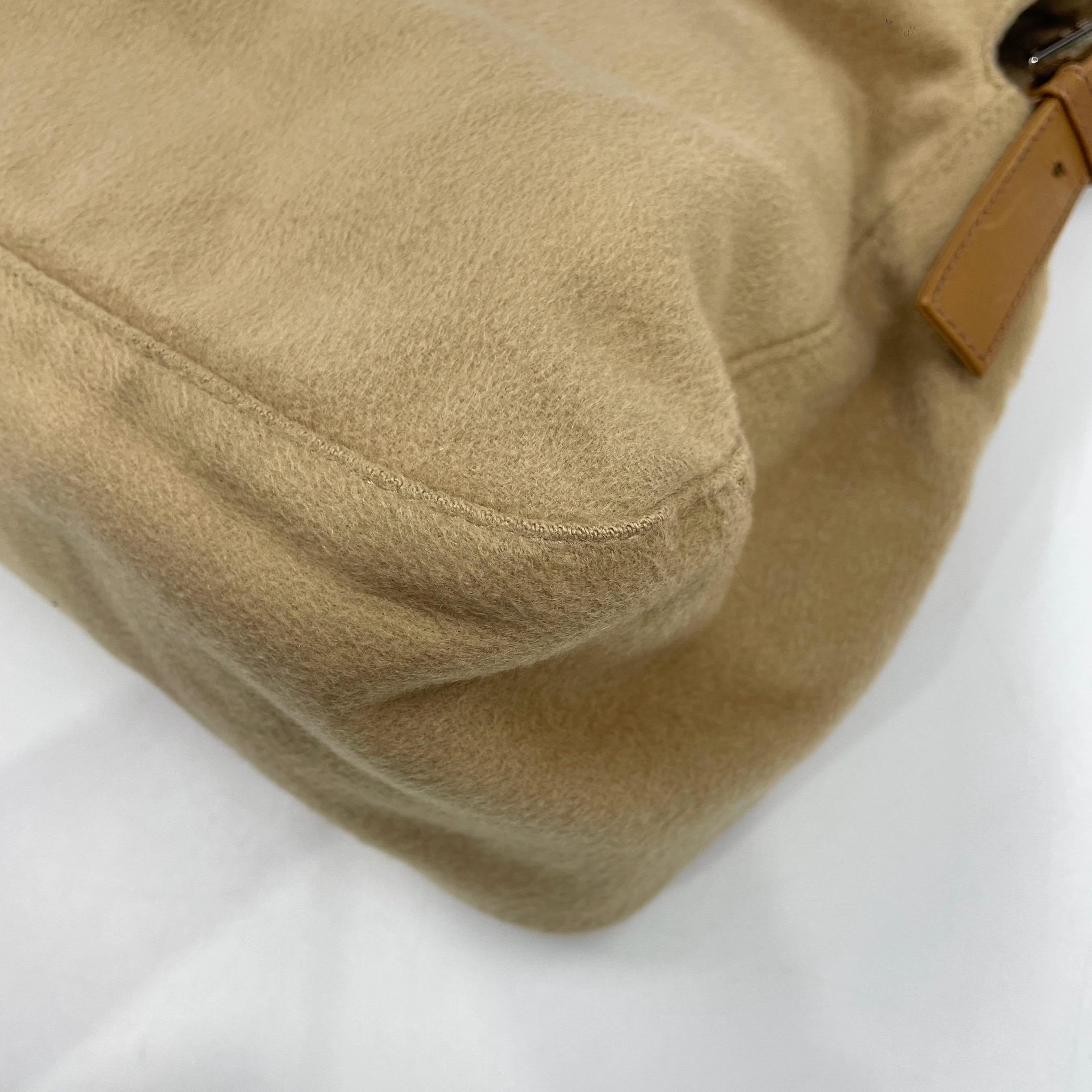 Fendi Mamma Baguette Beige Felt Fabric Silver Hardware Bandoulière en vente 9