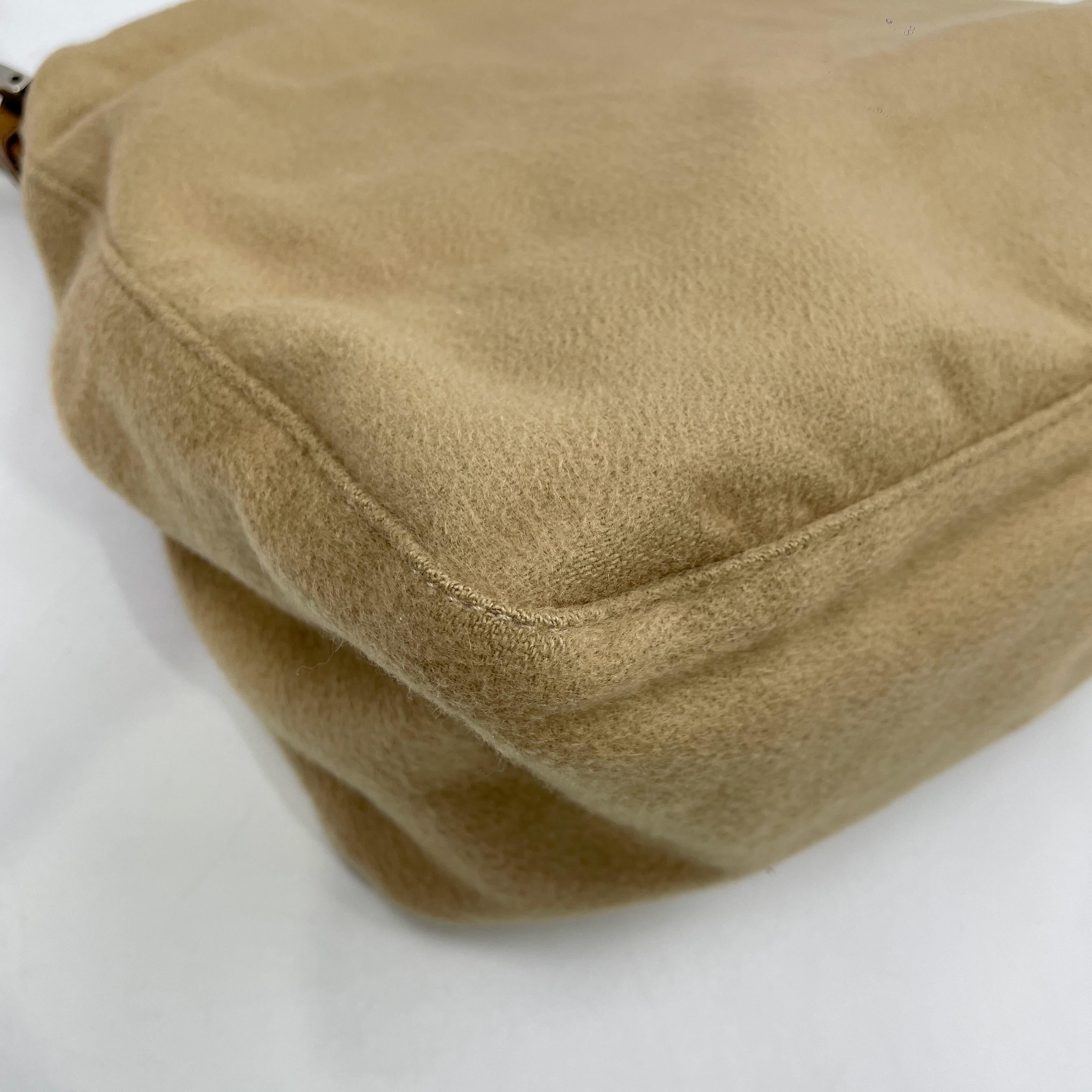 Fendi Mamma Baguette Beige Felt Fabric Silver Hardware Bandoulière en vente 12