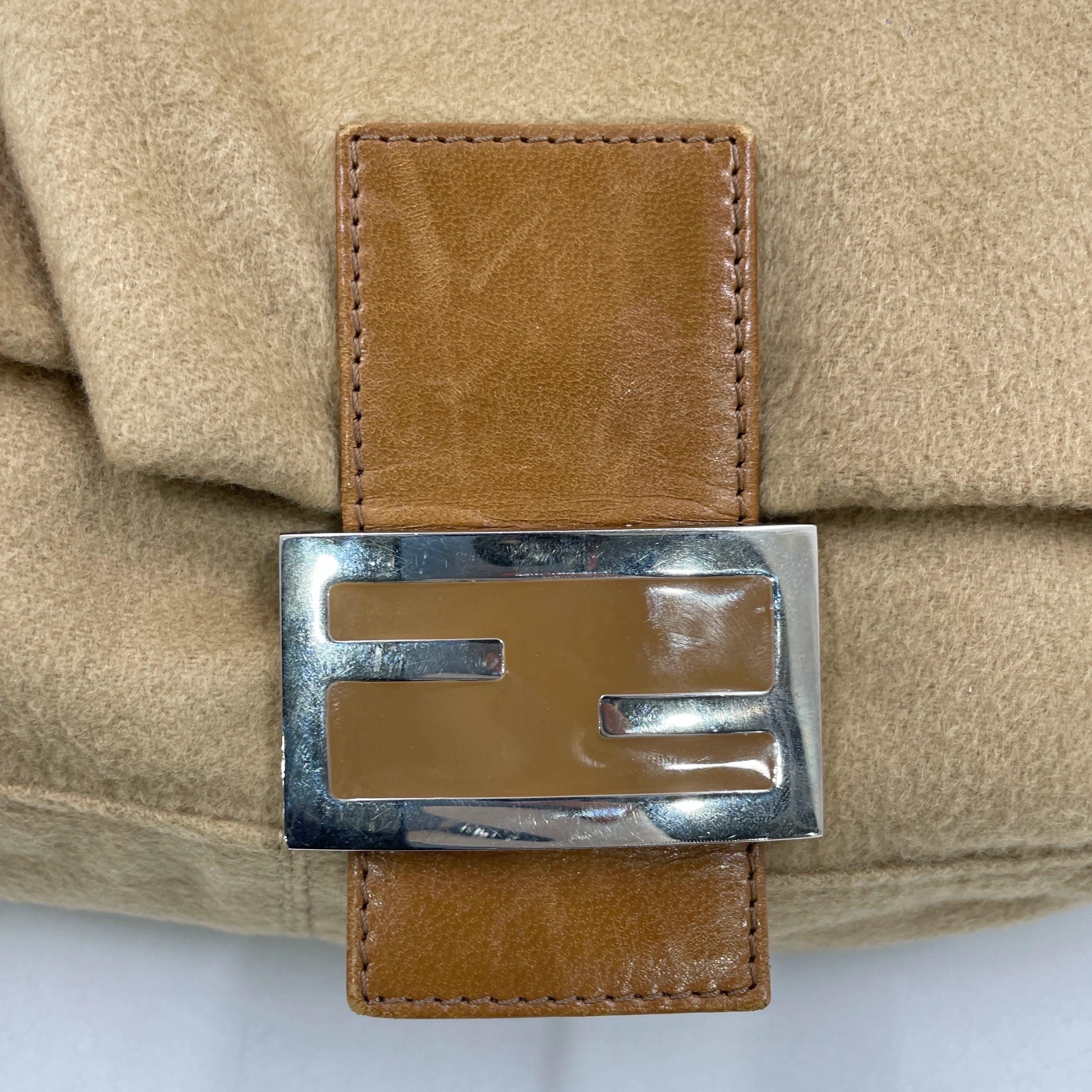 Fendi Mamma Baguette Beige Felt Fabric Silver Hardware Bandoulière en vente 13