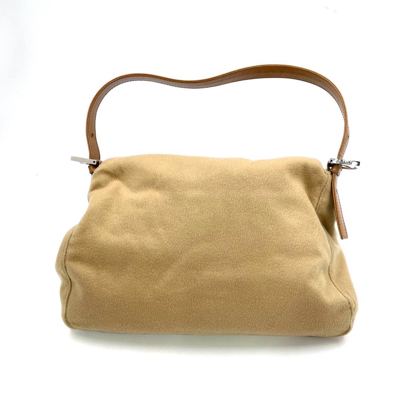 Ce sac à main Fendi Mamma, imprimé du Monogramme classique de Zucchino, est disponible dans un coloris rose rare avec une boucle et une lanière en cuir beige. 

ÉTAT : TRÈS BON

En très bon état, avec un sens d'utilisation à travers. La