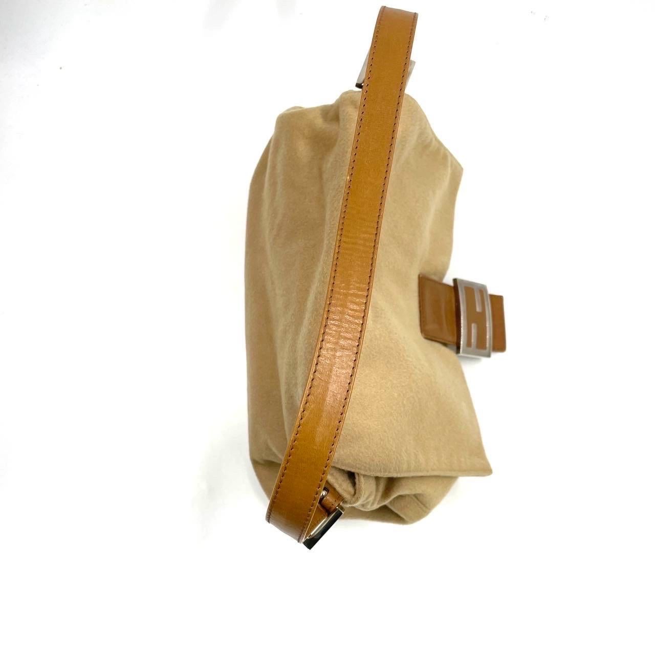 Fendi Mamma Baguette Beige Felt Fabric Silver Hardware Bandoulière Bon état - En vente à AUBERVILLIERS, FR