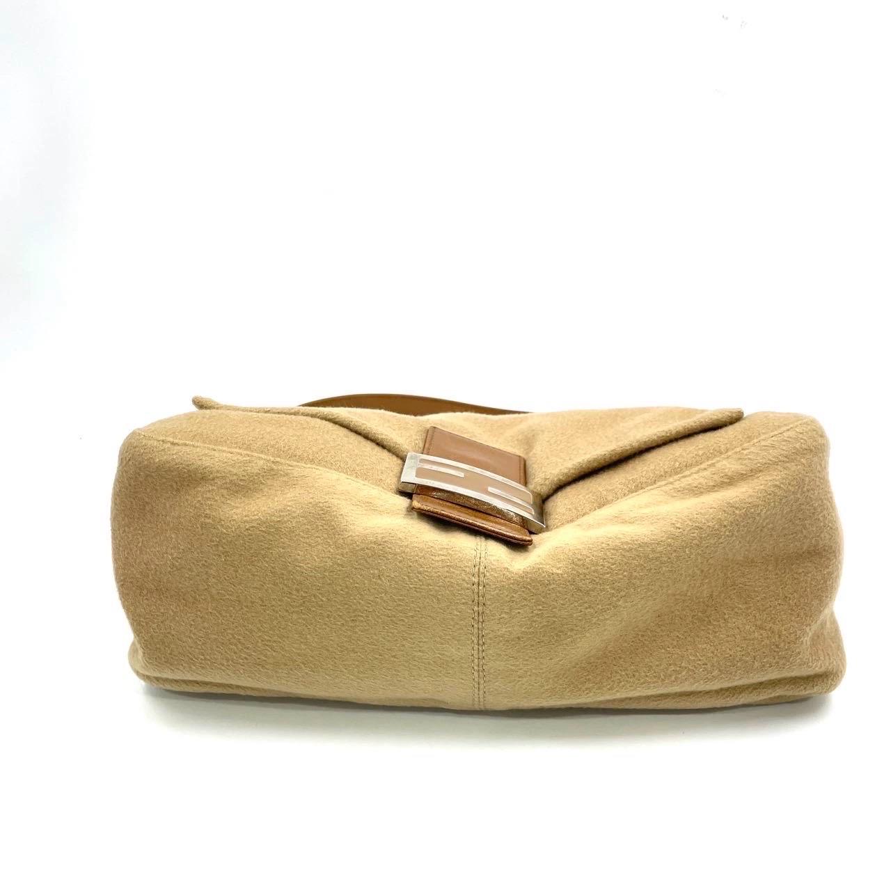 Fendi Mamma Baguette Beige Felt Fabric Silver Hardware Bandoulière en vente 1
