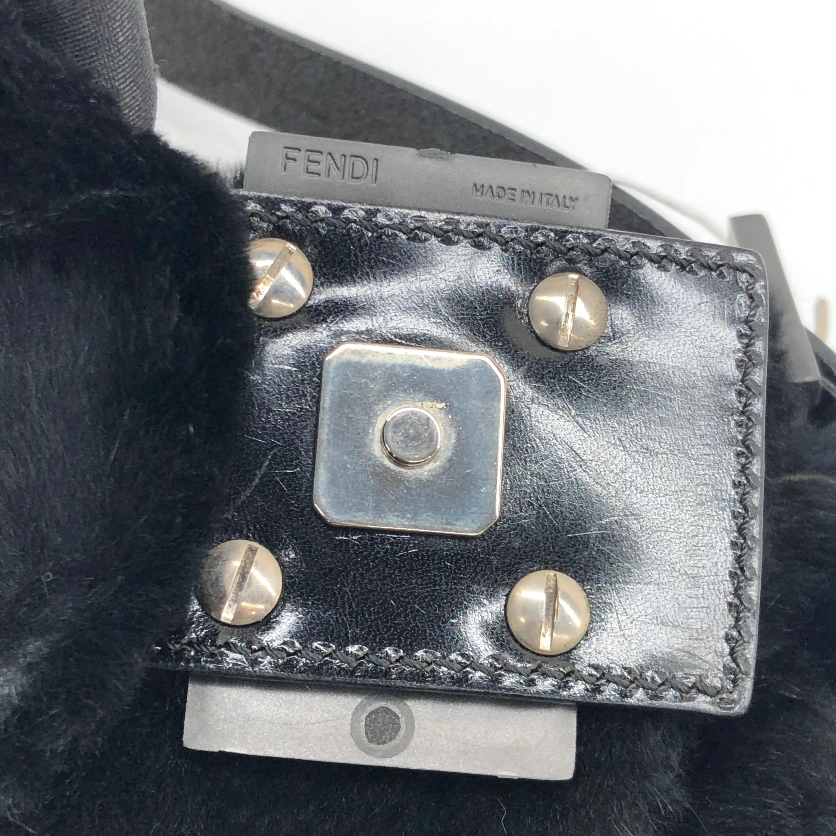 Fendi Mamma Baguette Black Faux Fur Shoulder Bag en vente 5