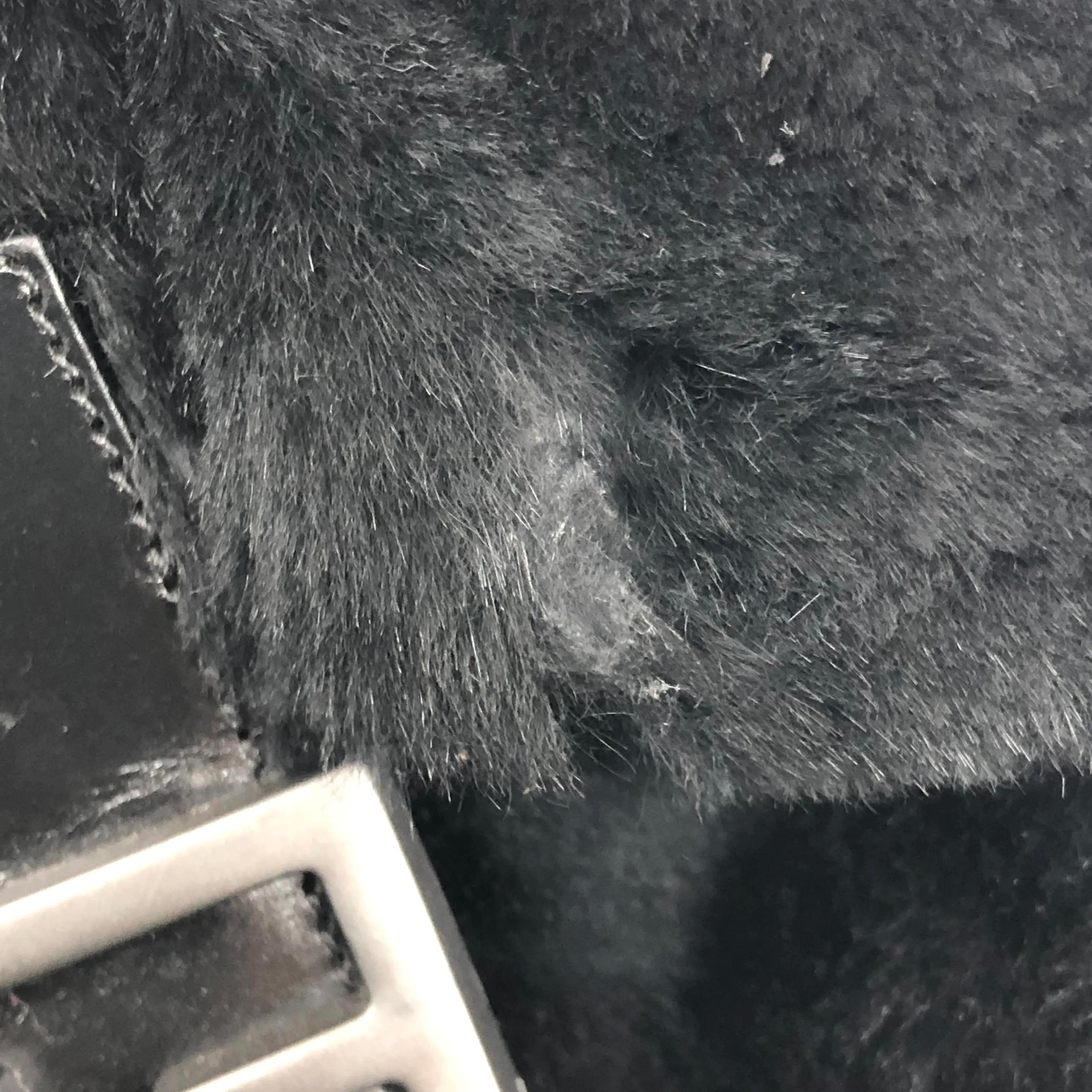 Fendi Mamma Baguette Black Faux Fur Shoulder Bag en vente 6