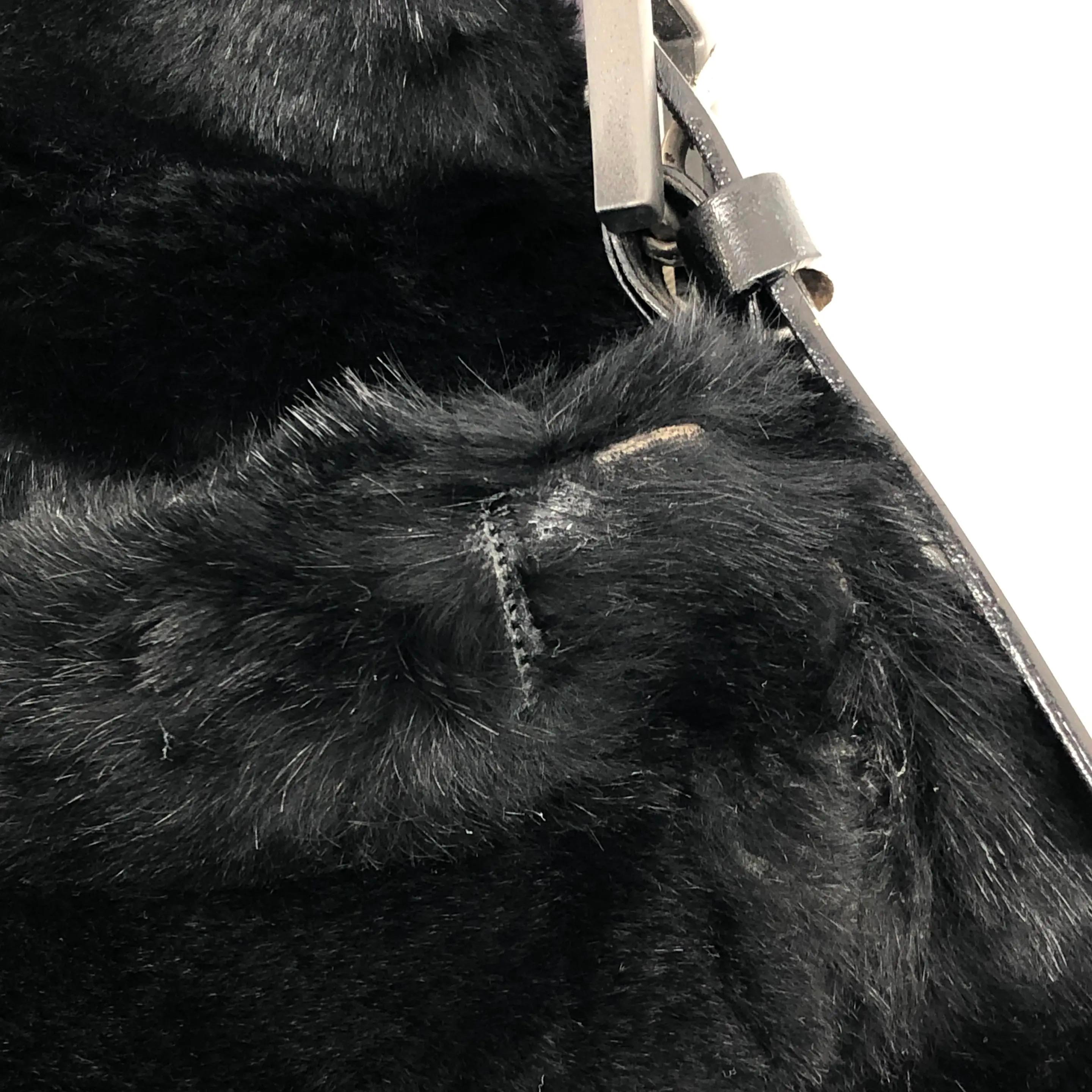 Fendi Mamma Baguette Black Faux Fur Shoulder Bag en vente 7