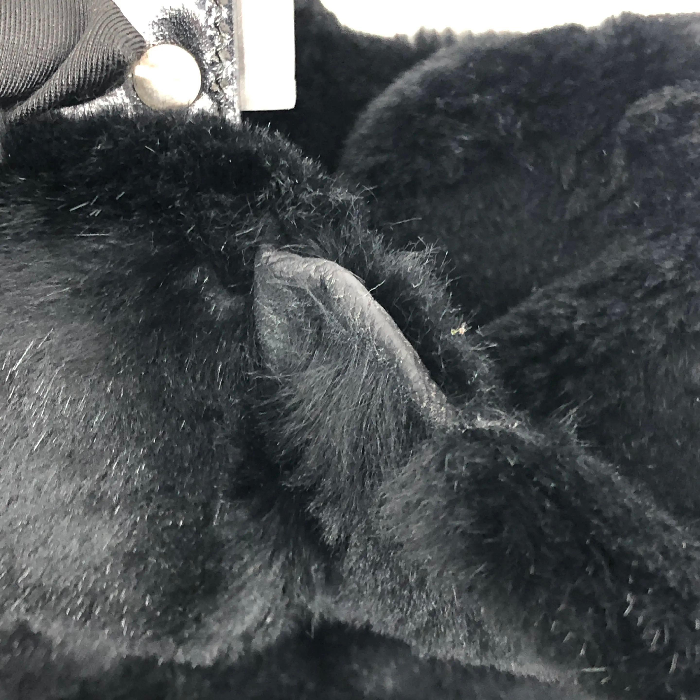 Fendi Mamma Baguette Black Faux Fur Shoulder Bag en vente 8