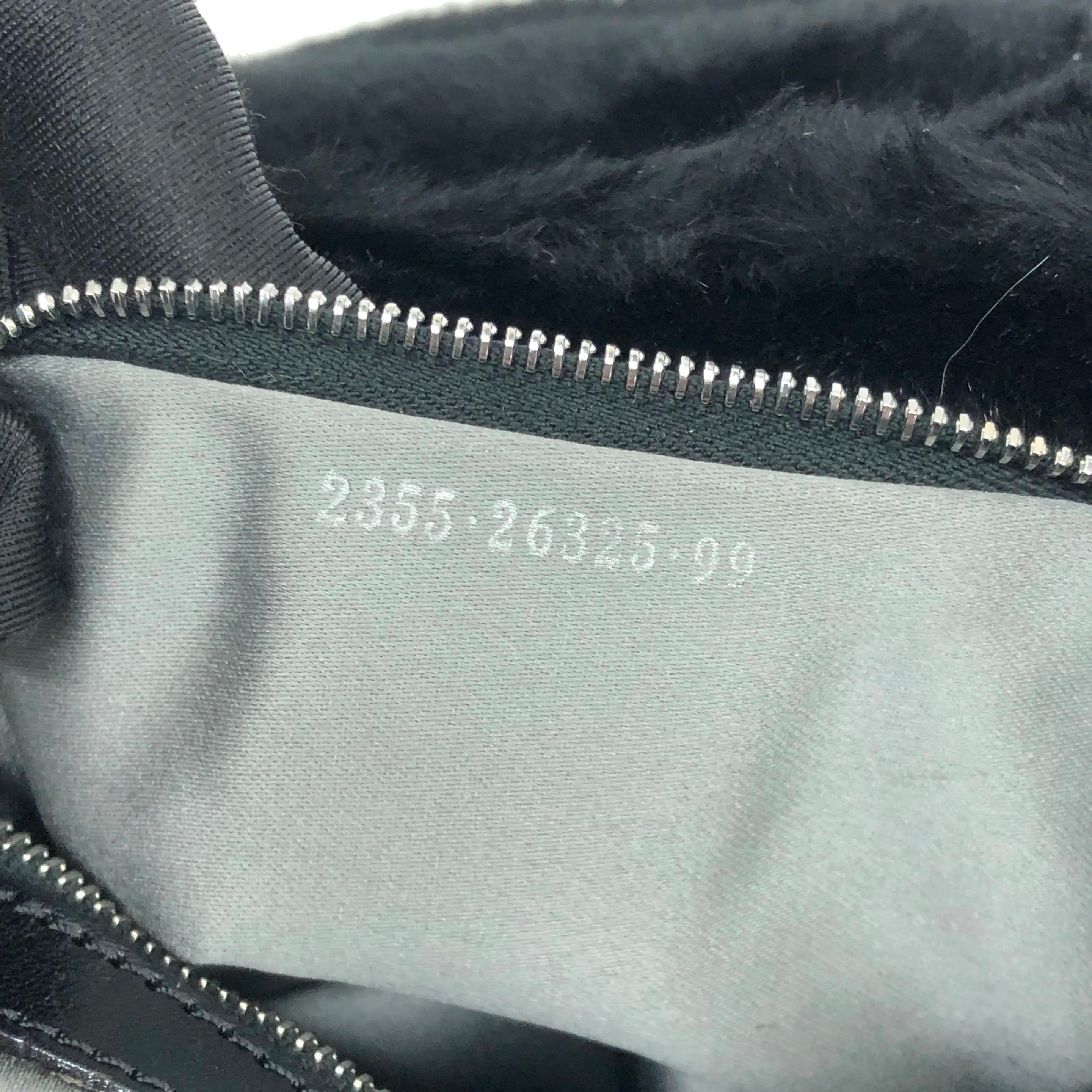 Fendi Mamma Baguette Black Faux Fur Shoulder Bag en vente 11