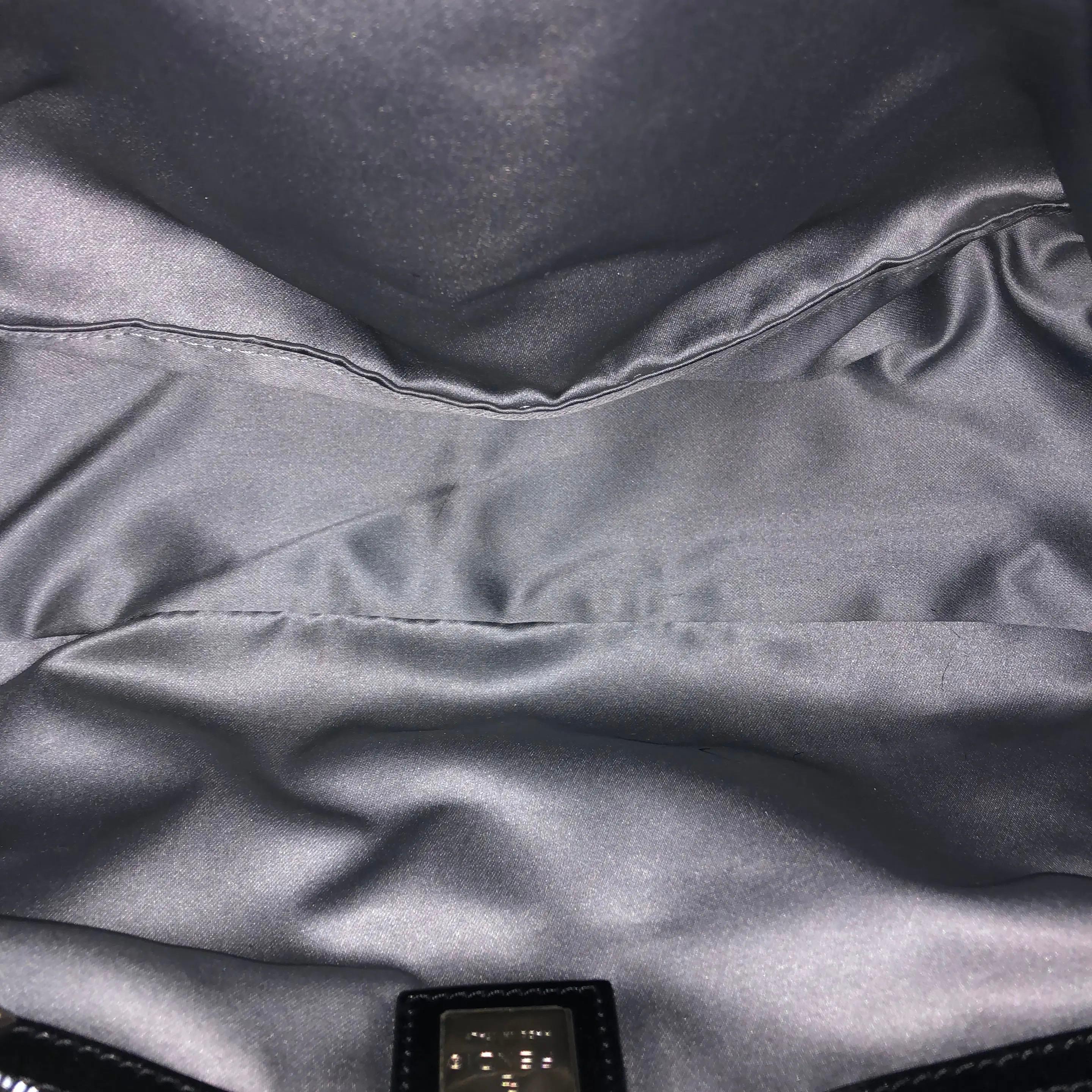 Fendi Mamma Baguette Black Faux Fur Shoulder Bag en vente 15