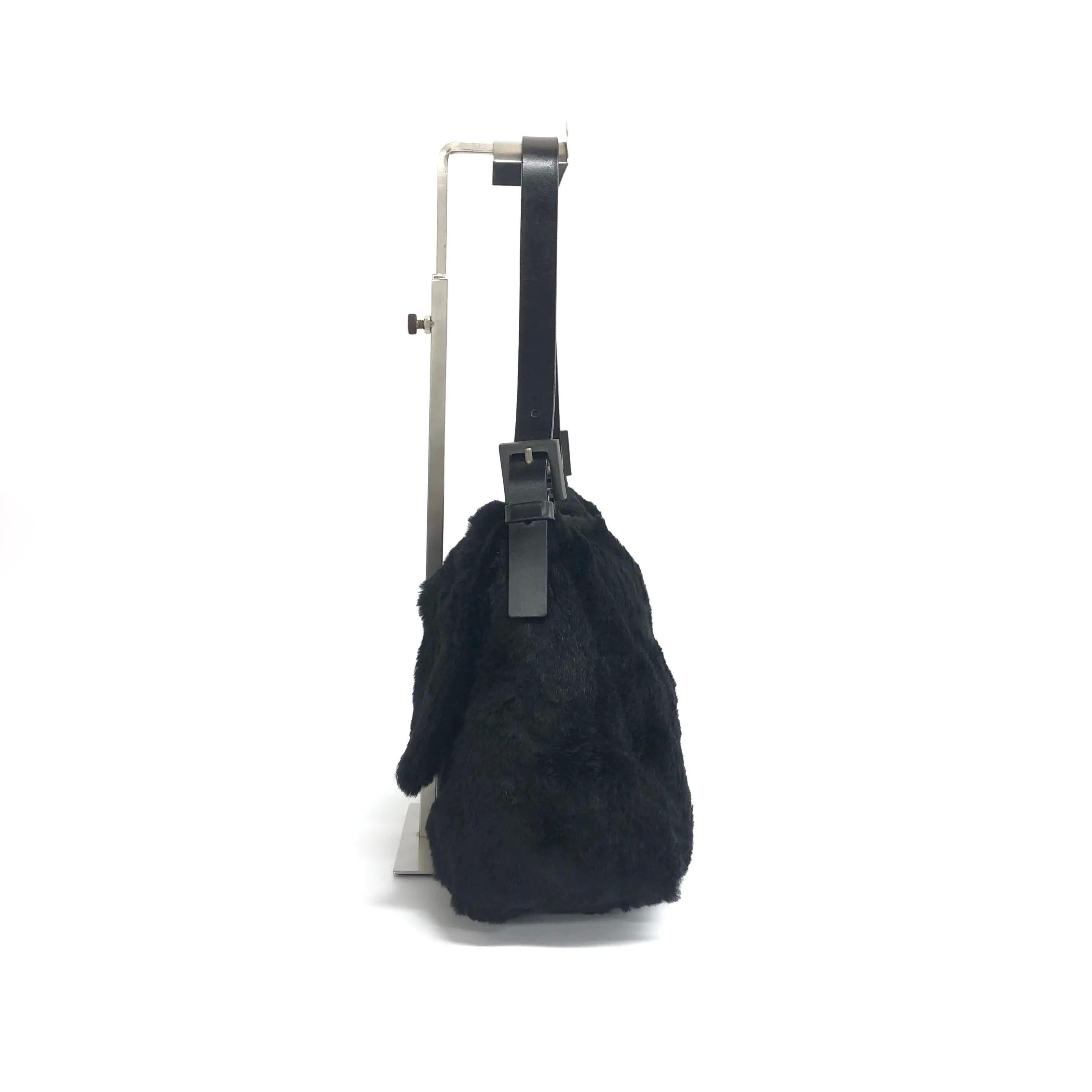 Fendi Mamma Baguette Black Faux Fur Shoulder Bag Bon état - En vente à AUBERVILLIERS, FR