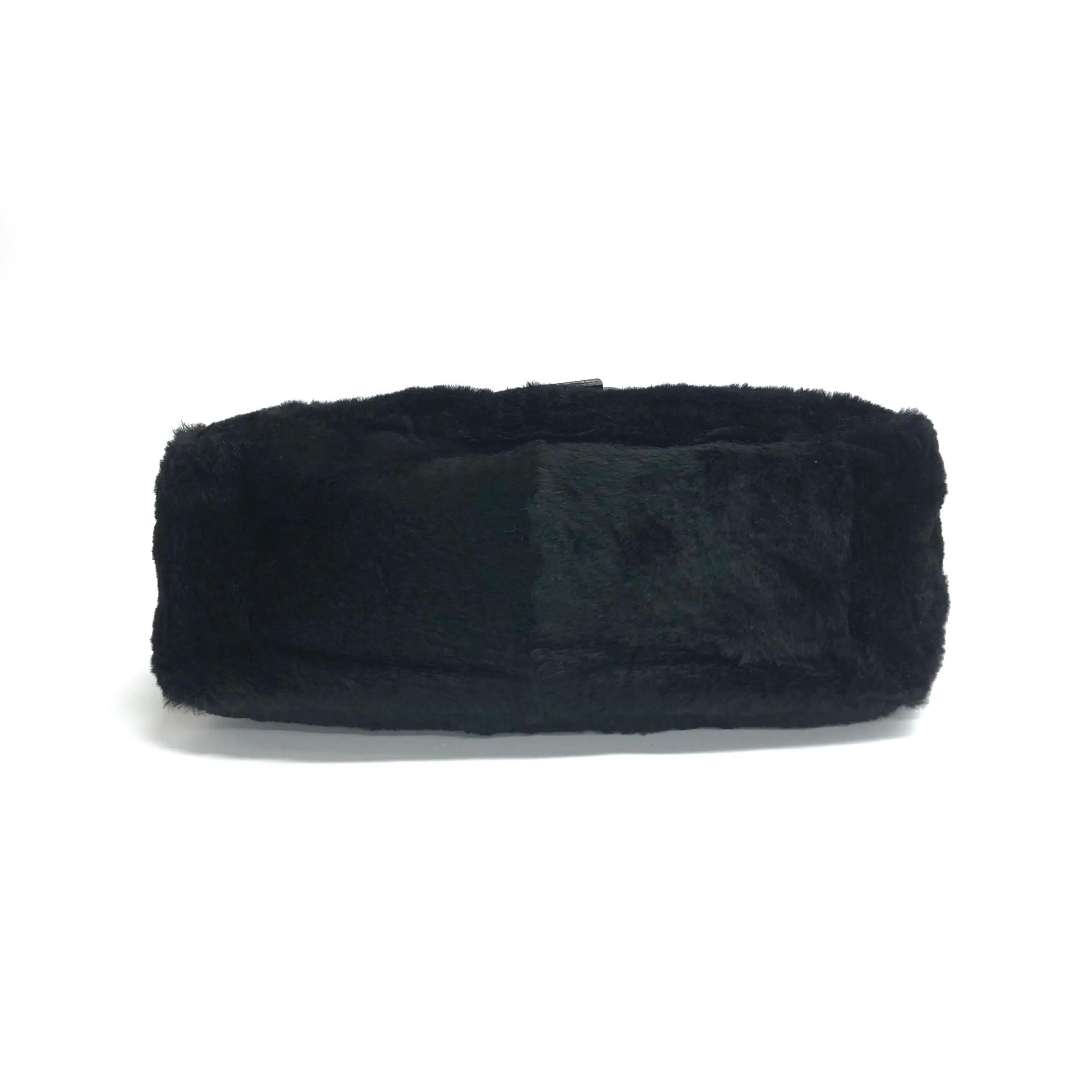 Fendi Mamma Baguette Black Faux Fur Shoulder Bag Pour femmes en vente