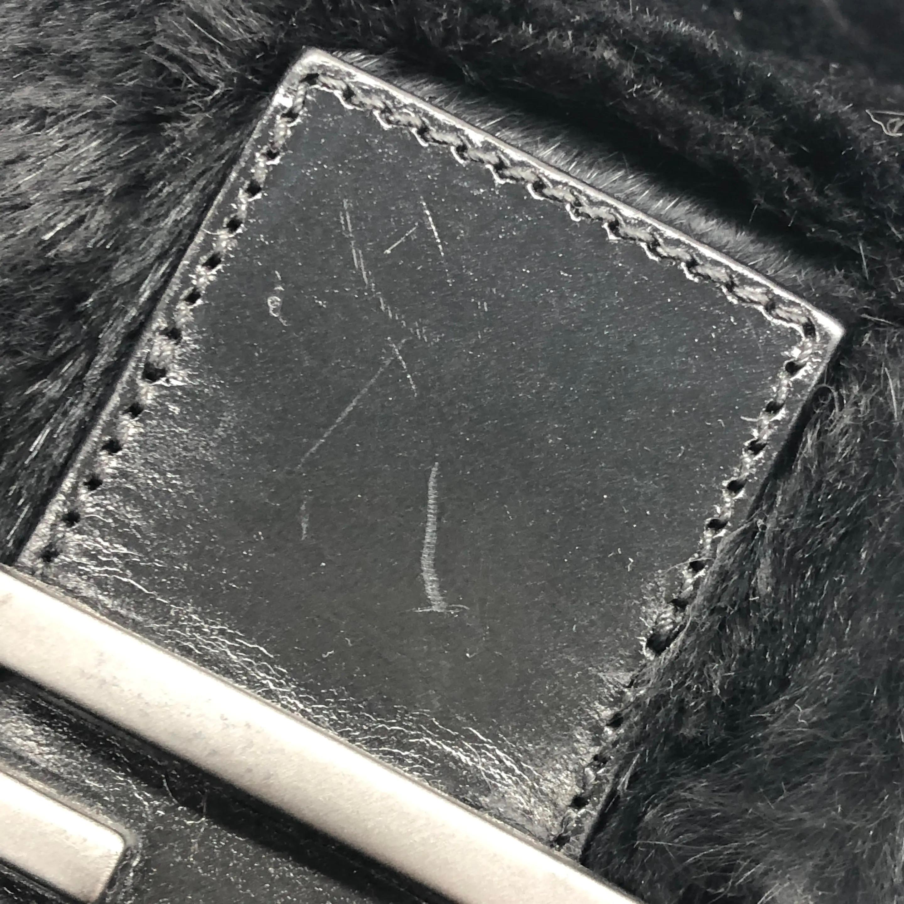 Fendi Mamma Baguette Black Faux Fur Shoulder Bag en vente 1