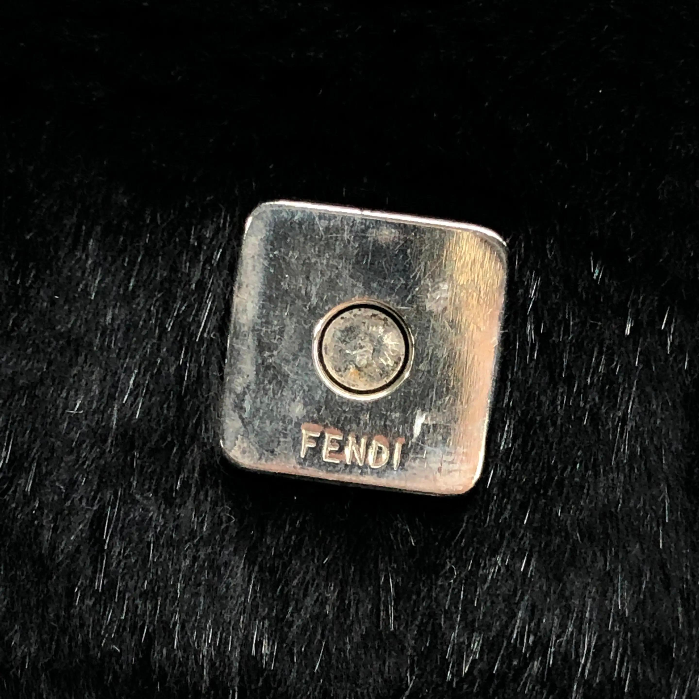 Fendi Mamma Baguette Black Faux Fur Shoulder Bag en vente 4