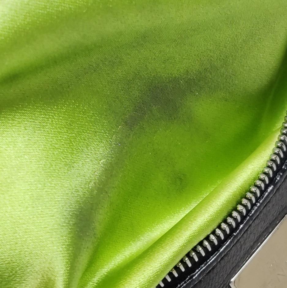 Fendi Mamma Baguette Black Lambskin Leather Green Enamel Buckle en vente 5