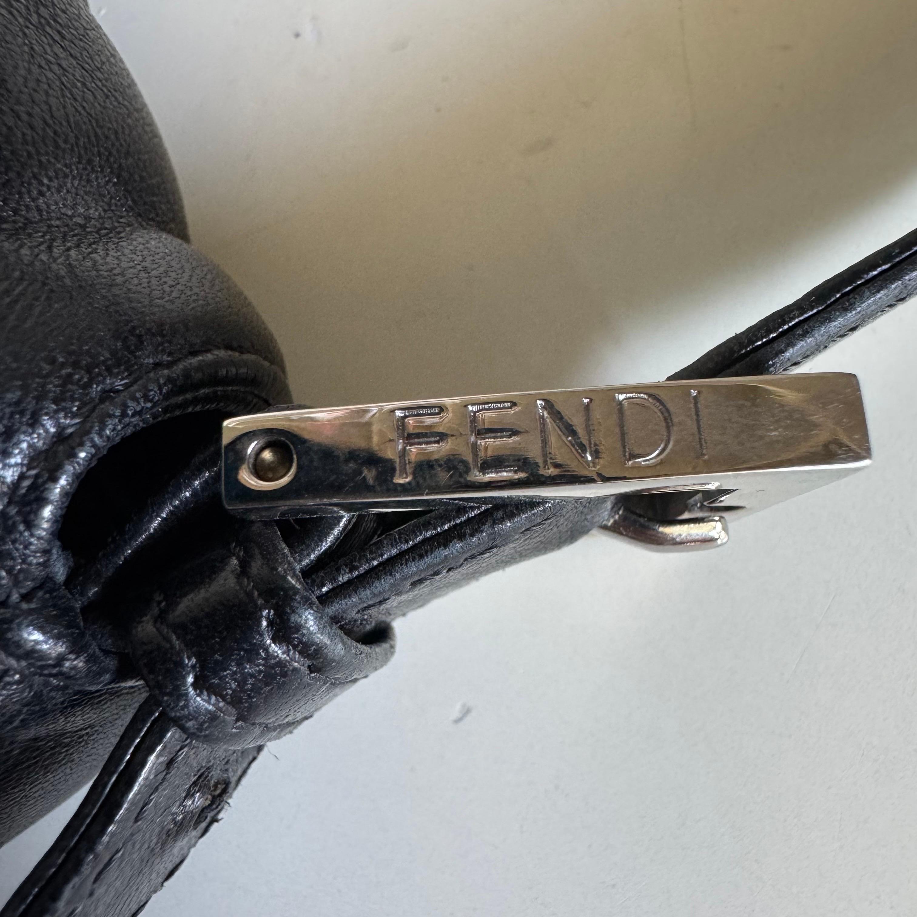 Fendi Mamma Baguette Cuir d'agneau noir Boucle émaillée verte en vente 5