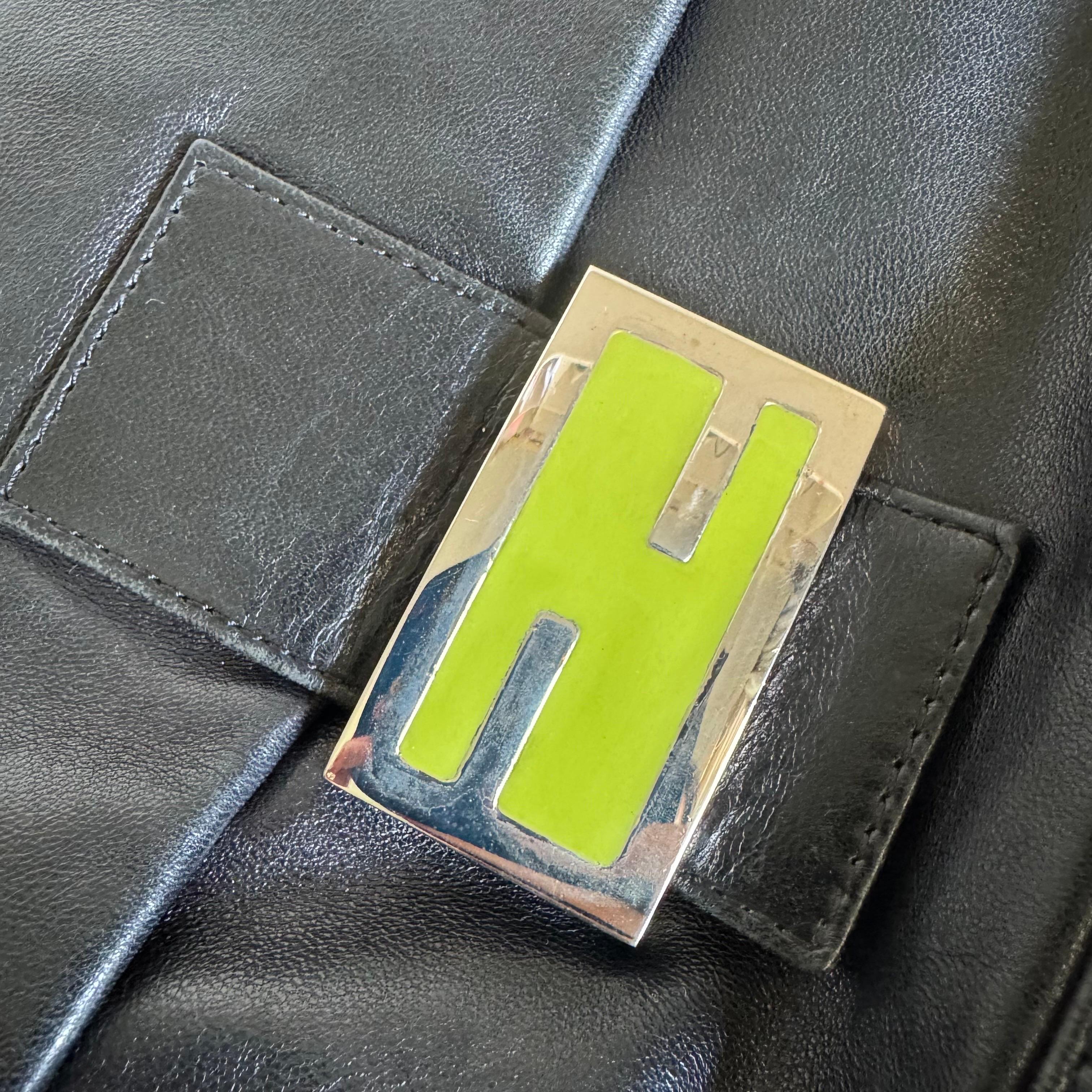 Fendi Mamma Baguette Cuir d'agneau noir Boucle émaillée verte en vente 6