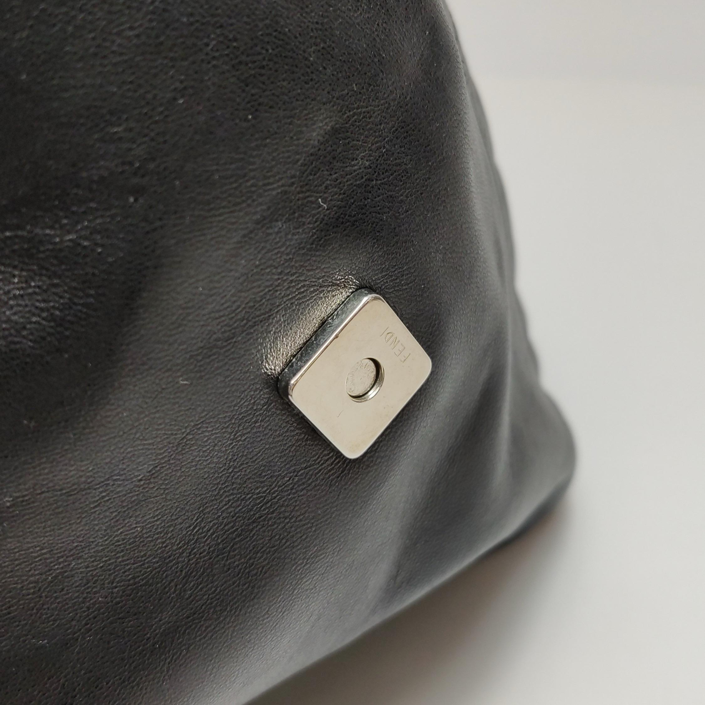 Fendi Mamma Baguette Black Lambskin Leather Green Enamel Buckle en vente 6