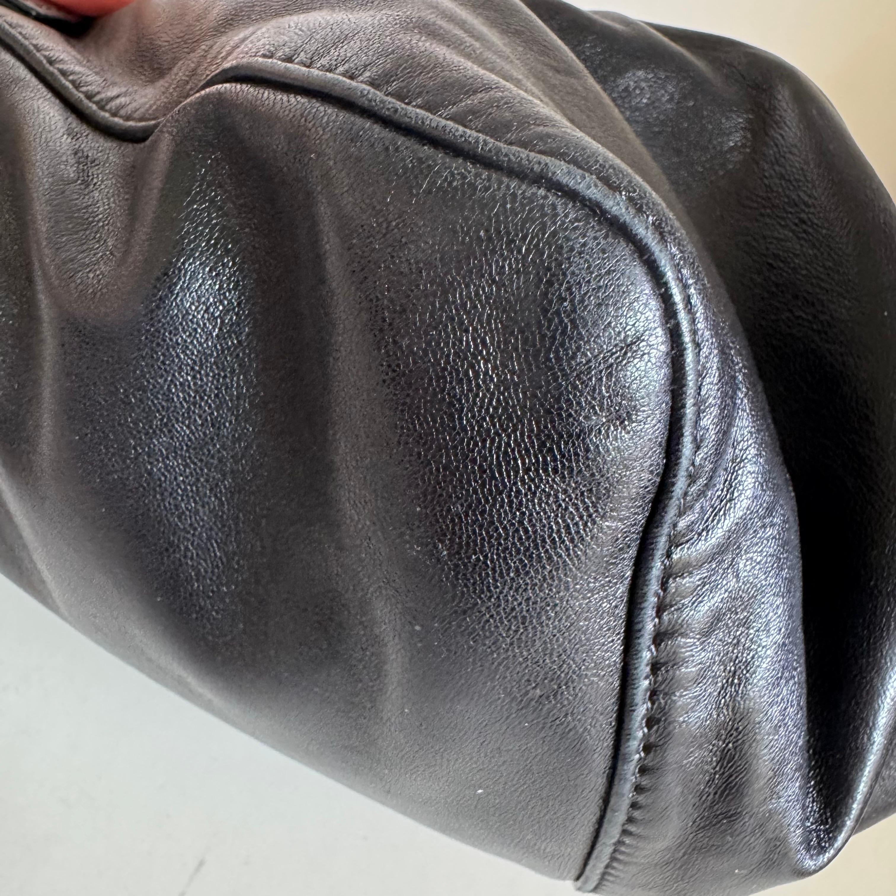 Fendi Mamma Baguette Cuir d'agneau noir Boucle émaillée verte en vente 7